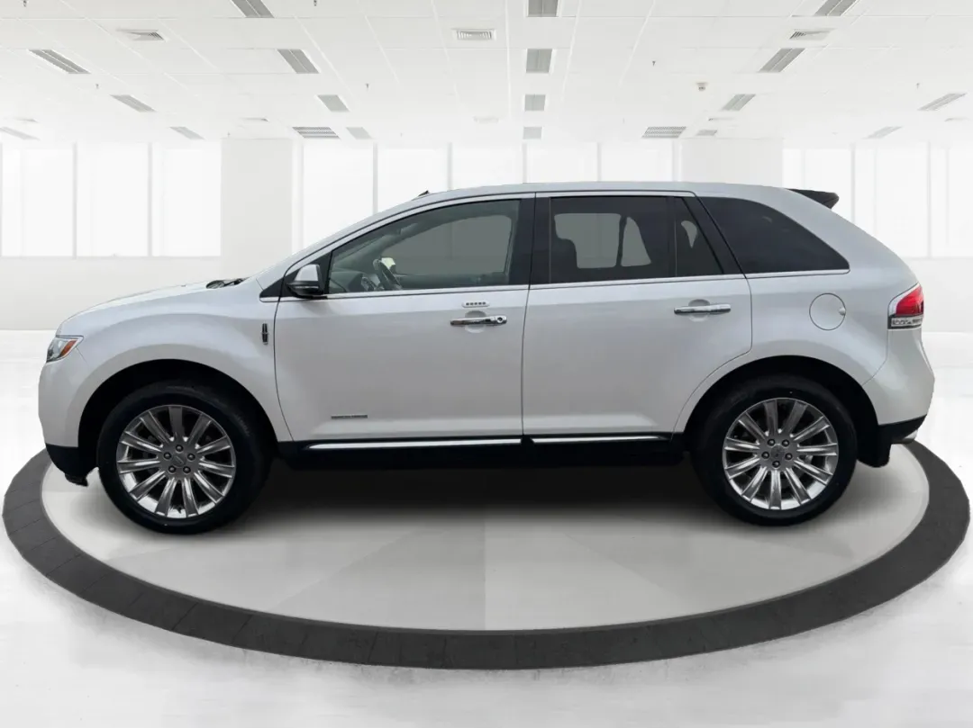 2014 Lincoln MKX Base (2LMDJ8JK2EB) with an 3.7L V6 DOHC 24V engine, 6-Speed Automatic transmission, located at 1230 East Main St, Xenia, OH, 45385, (937) 908-9800, 39.688026, -83.910172 - **Unleash Your Adventures with This 2014 Lincoln MKX at Advantage Car and Credit - Moraine!**<br /> <br /> Are you ready to elevate your driving experience? Whether you're commuting through the bustling roads of Moraine or embarking on weekend getaways to nearby attractions like the beautiful Dayton - Photo#5