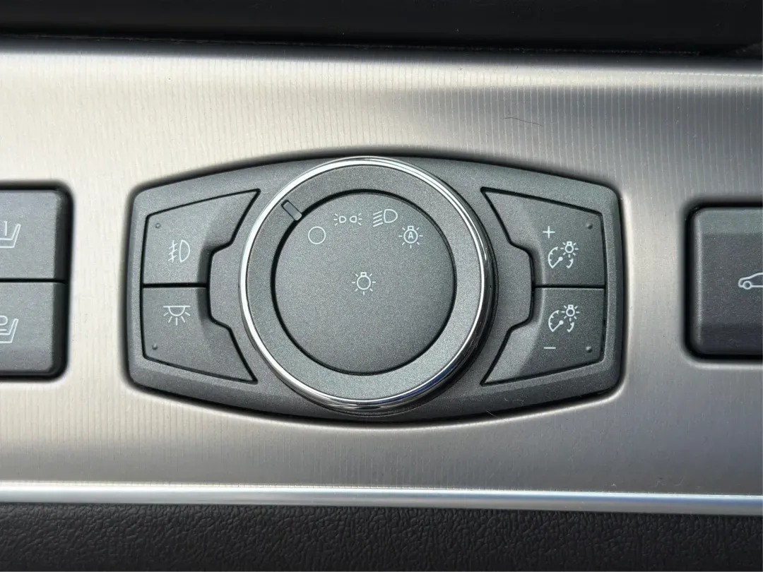 2014 Lincoln MKX Base (2LMDJ8JK2EB) with an 3.7L V6 DOHC 24V engine, 6-Speed Automatic transmission, located at 1230 East Main St, Xenia, OH, 45385, (937) 908-9800, 39.688026, -83.910172 - **Unleash Your Adventures with This 2014 Lincoln MKX at Advantage Car and Credit - Moraine!**<br /> <br /> Are you ready to elevate your driving experience? Whether you're commuting through the bustling roads of Moraine or embarking on weekend getaways to nearby attractions like the beautiful Dayton - Photo#17