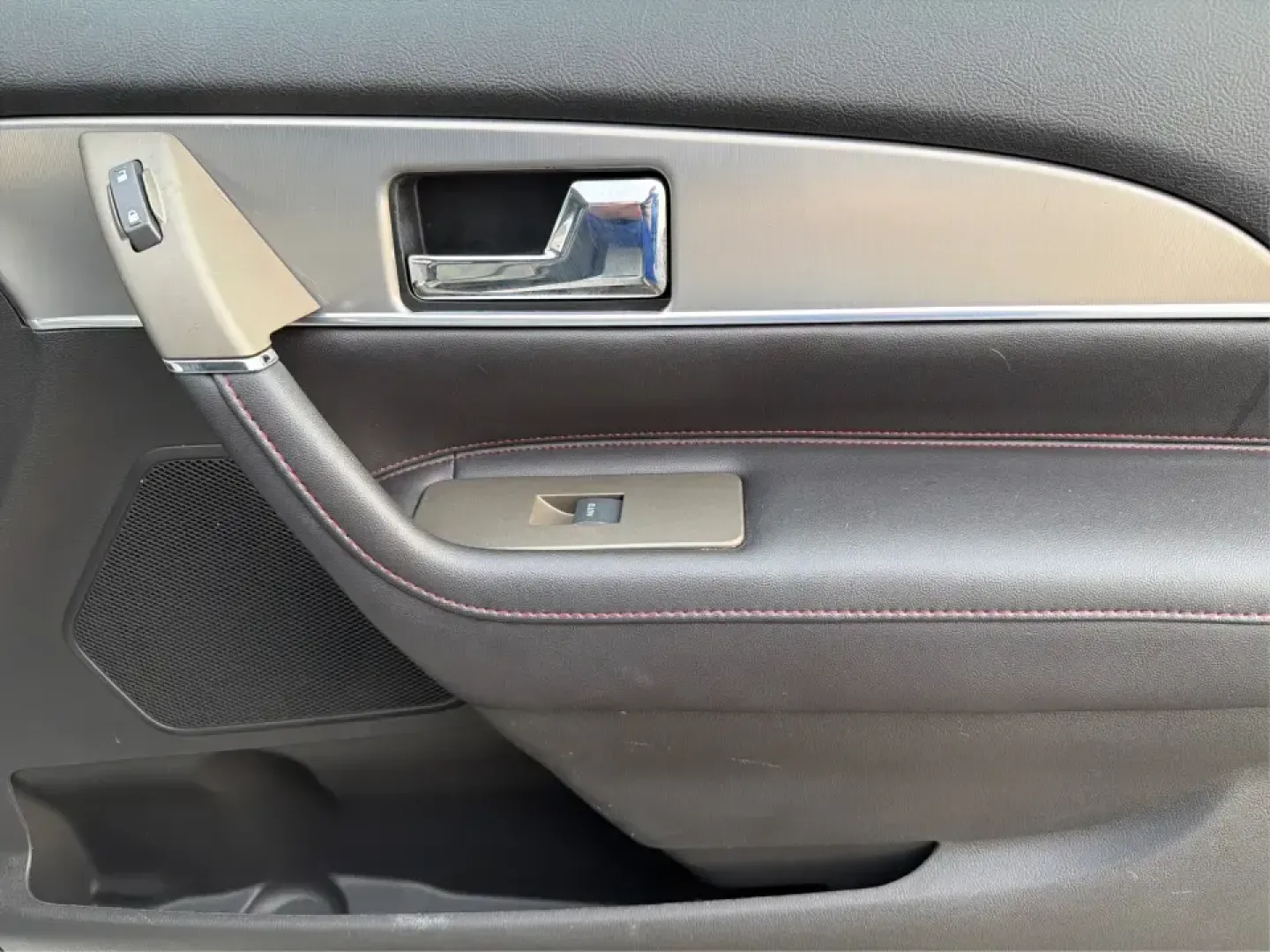 2014 Lincoln MKX Base (2LMDJ8JK2EB) with an 3.7L V6 DOHC 24V engine, 6-Speed Automatic transmission, located at 1230 East Main St, Xenia, OH, 45385, (937) 908-9800, 39.688026, -83.910172 - **Unleash Your Adventures with This 2014 Lincoln MKX at Advantage Car and Credit - Moraine!**<br /> <br /> Are you ready to elevate your driving experience? Whether you're commuting through the bustling roads of Moraine or embarking on weekend getaways to nearby attractions like the beautiful Dayton - Photo#20