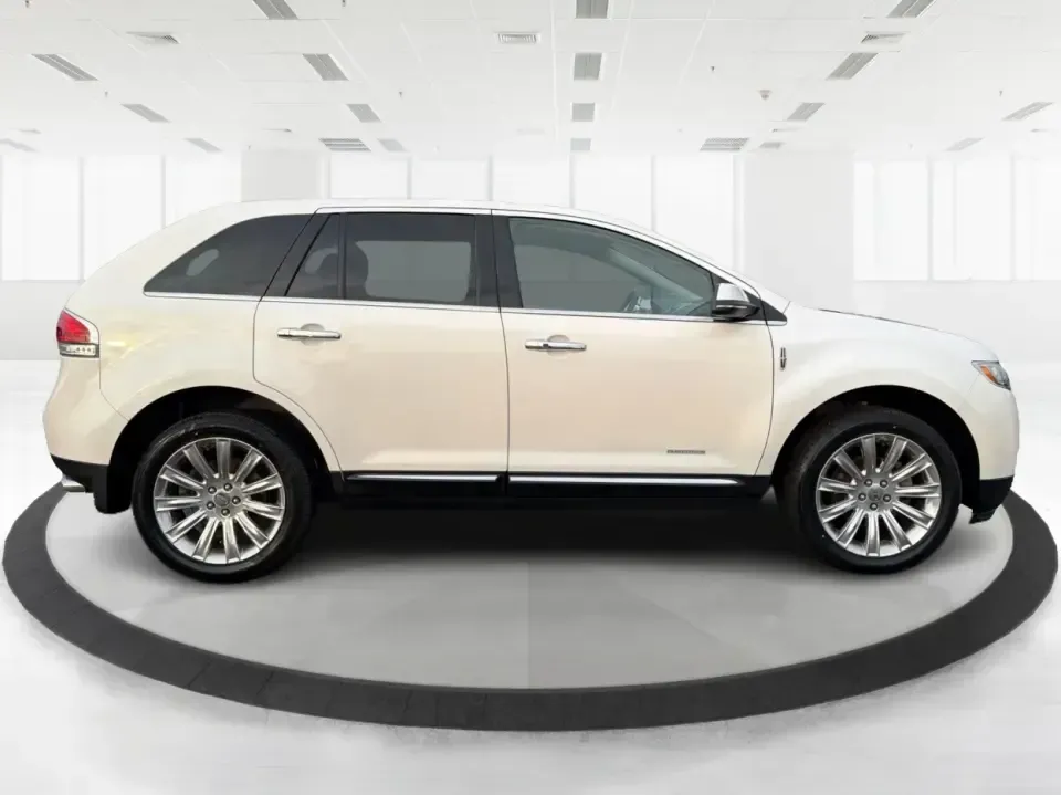 2014 Lincoln MKX Base (2LMDJ8JK2EB) with an 3.7L V6 DOHC 24V engine, 6-Speed Automatic transmission, located at 8750 N County Rd 25A, Piqua, OH, 45356, (937) 908-9800, 40.164391, -84.232513 - **Unleash Your Adventures with This 2014 Lincoln MKX at Advantage Car and Credit - Moraine!**<br /> <br /> Are you ready to elevate your driving experience? Whether you're commuting through the bustling roads of Moraine or embarking on weekend getaways to nearby attractions like the beautiful Dayton - Photo#1