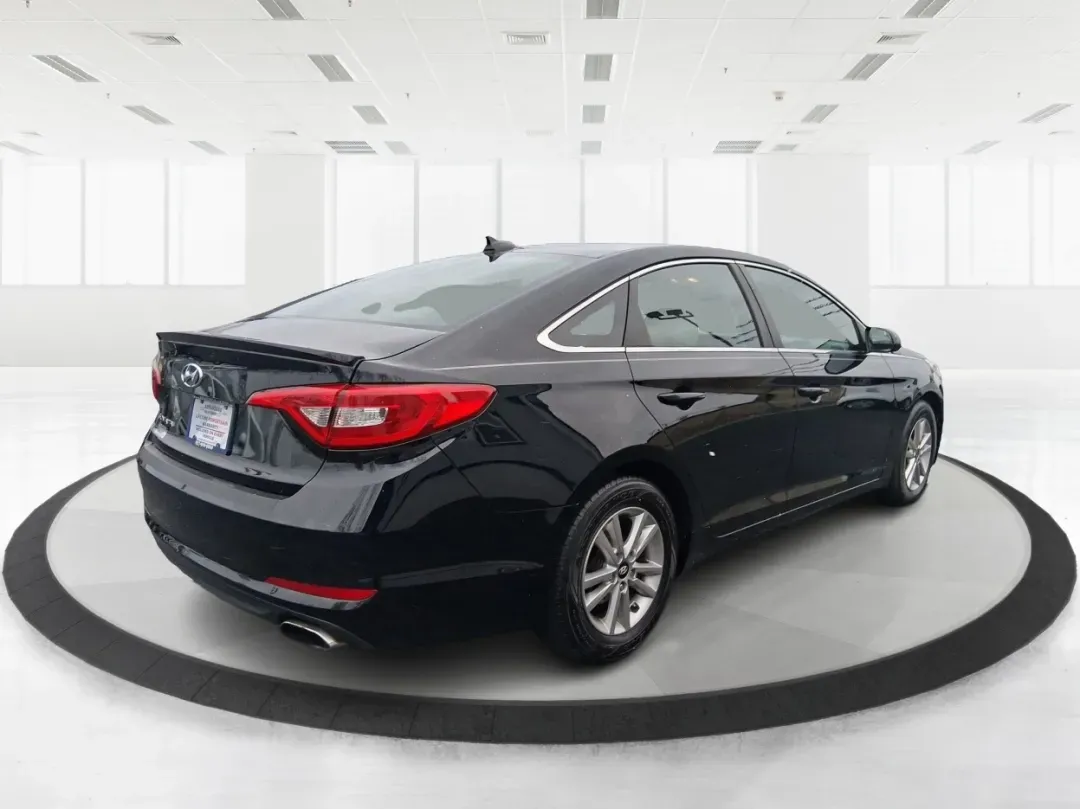 2017 Hyundai Sonata SE (5NPE24AF5HH) with an 2.4L I-4 gasoline direct injection engine, located at 1951 S Dayton Lakeview Rd., New Carlisle, OH, 45344, (937) 908-9800, 39.890999, -84.050255 - 2017 Hyundai Sonata SE - Photo#2