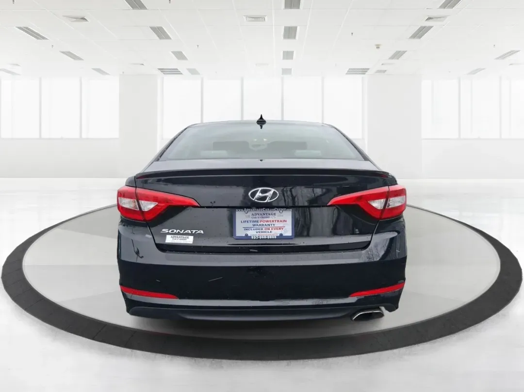 2017 Hyundai Sonata SE (5NPE24AF5HH) with an 2.4L I-4 gasoline direct injection engine, located at 1951 S Dayton Lakeview Rd., New Carlisle, OH, 45344, (937) 908-9800, 39.890999, -84.050255 - 2017 Hyundai Sonata SE - Photo#3