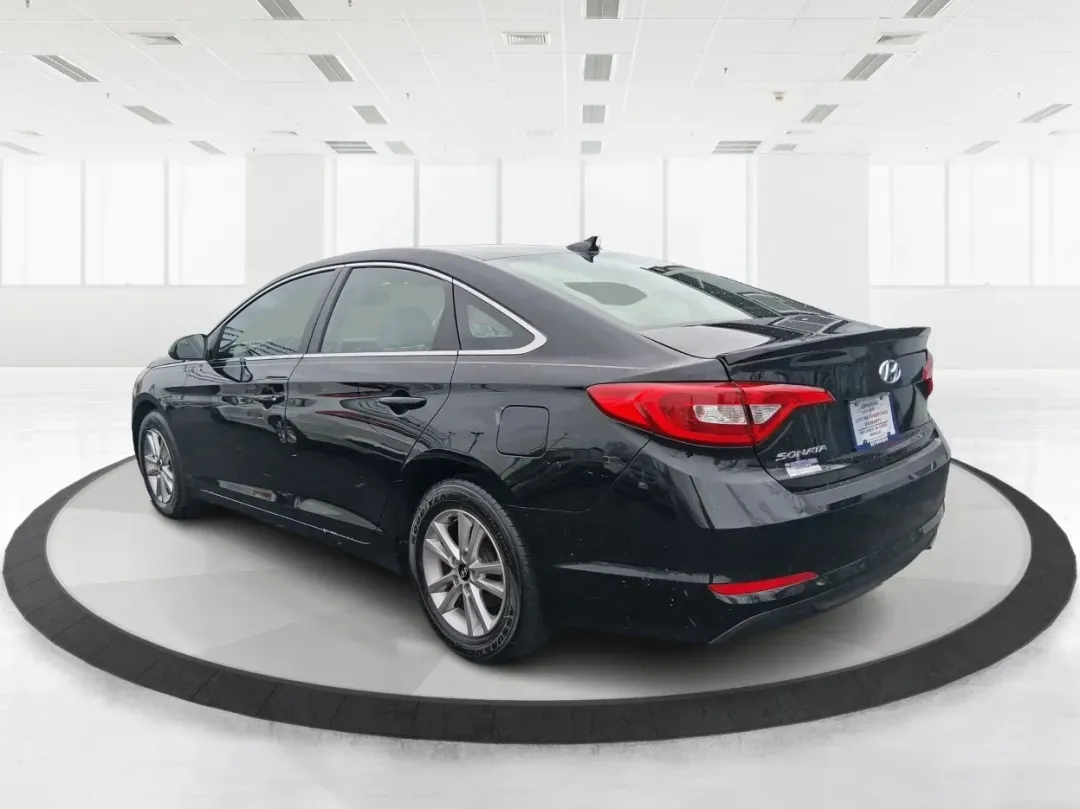 2017 Hyundai Sonata SE (5NPE24AF5HH) with an 2.4L I-4 gasoline direct injection engine, located at 1951 S Dayton Lakeview Rd., New Carlisle, OH, 45344, (937) 908-9800, 39.890999, -84.050255 - 2017 Hyundai Sonata SE - Photo#4