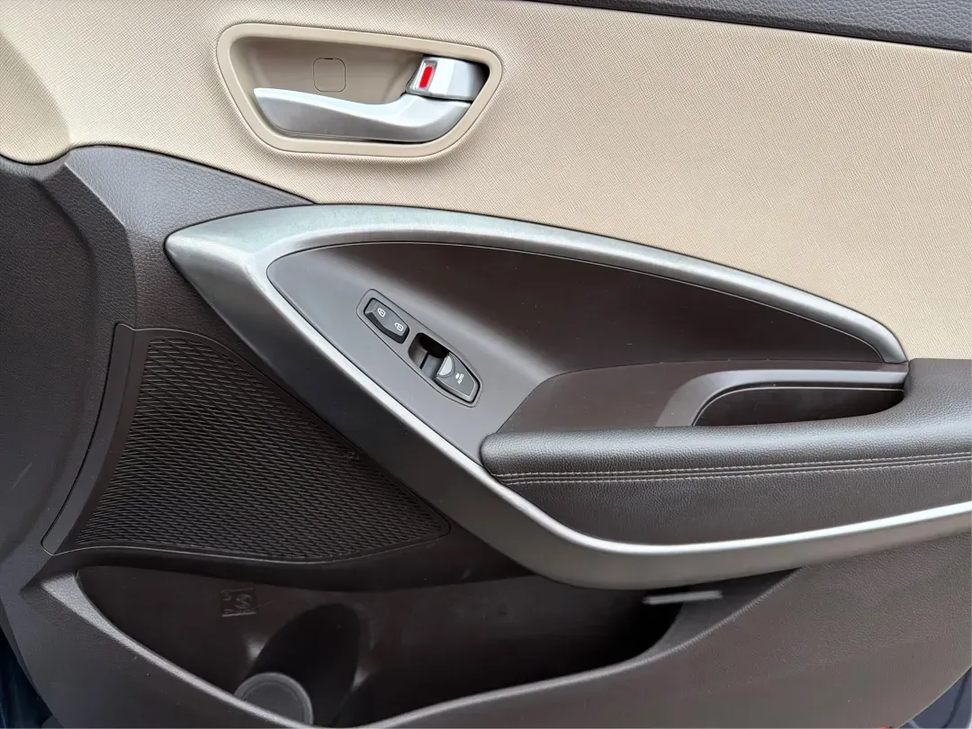 2017 Hyundai Santa Fe 2.4L (5XYZTDLB6HG) with an Theta II 2.4L I-4 gasoline direct injection engine, located at 1099 N County Rd 25A , Troy, OH, 45373, (937) 908-9800, 40.057079, -84.212883 - 2017 Hyundai Santa Fe 2.4L - Photo#18