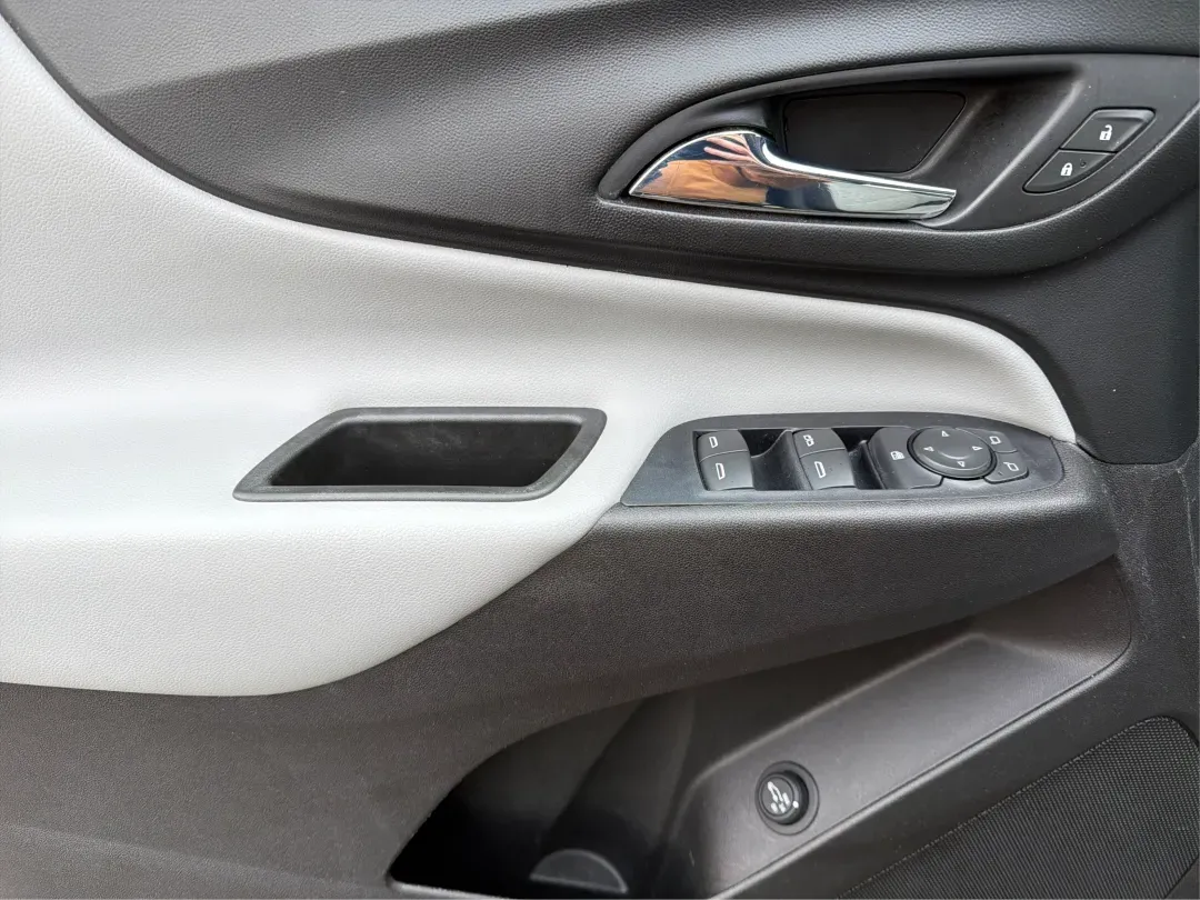 2018 Chevrolet Equinox LT (3GNAXTEX8JS) with an 2L I-4 gasoline direct injection engine, located at 1230 East Main St, Xenia, OH, 45385, (937) 908-9800, 39.688026, -83.910172 - 2018 Chevrolet Equinox LT - Photo#18