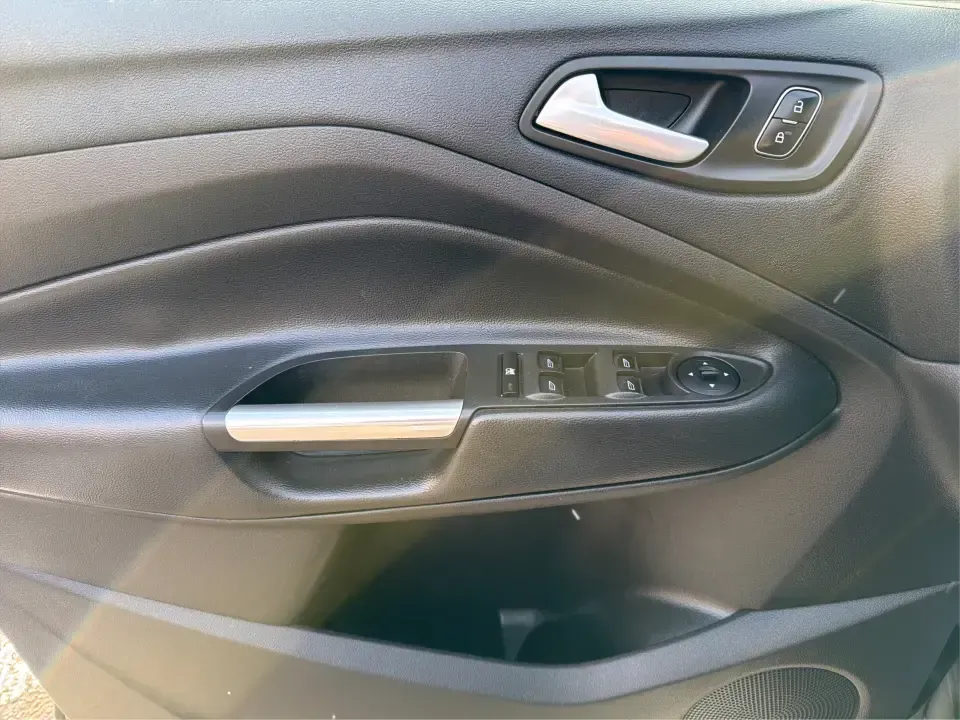 2018 Ford Escape SE (1FMCU9GD6JU) with an 1.5L L4 DOHC 16V engine, 6A transmission, located at 1184 Kauffman Ave, Fairborn, OH, 45324, (937) 908-9800, 39.807072, -84.030914 - Are you looking for the perfect vehicle that can handle your busy lifestyle while keeping you comfortable and safe? Look no further than this 2018 Ford Escape SE at Advantage Car and Credit in Piqua, OH. This versatile SUV is ideal for families on the go, weekend adventurers, and even commuters who - Photo#19