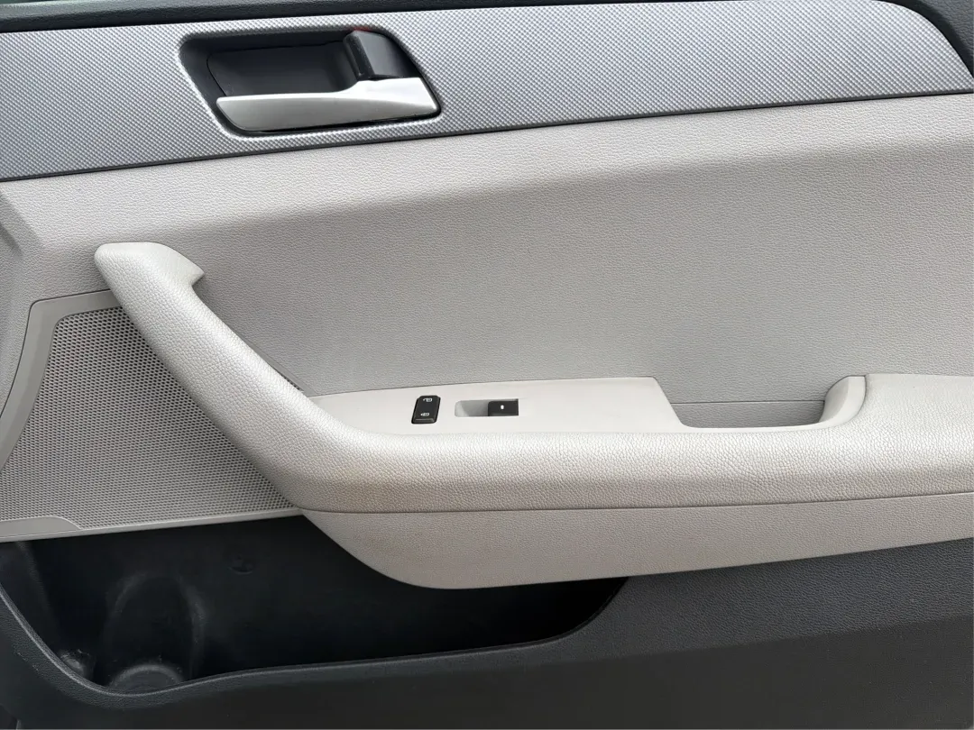 2018 Hyundai Sonata SE (5NPE24AF8JH) with an 2.4L I-4 gasoline direct injection engine, located at 8750 N County Rd 25A, Piqua, OH, 45356, (937) 908-9800, 40.164391, -84.232513 - 2018 Hyundai Sonata SE - Photo#16