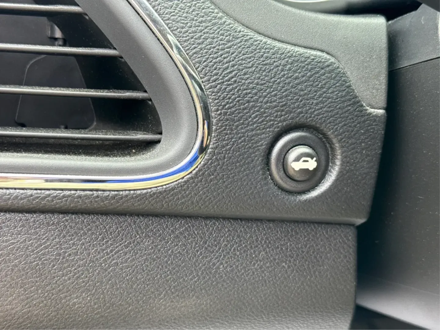 2011 Chrysler 200 Limited (1C3BC2FB0BN) with an Other engine, located at 1184 Kauffman Ave, Fairborn, OH, 45324, (937) 908-9800, 39.807072, -84.030914 - 2011 Chrysler 200 Limited - Photo#17