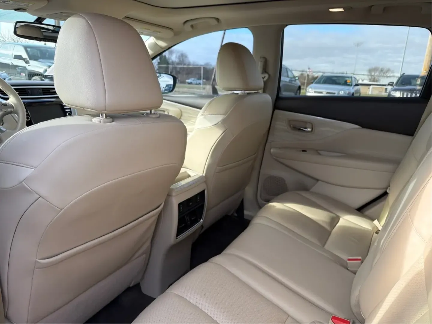 2018 Nissan Murano (5N1AZ2MGXJN) with an 3.5L V-6 DOHC engine, located at 880 E. National Road, Vandalia, OH, 45377, (937) 908-9800, 39.891918, -84.183594 - **Adventure Awaits with the 2018 Nissan Murano Platinum at Advantage Car and Credit - Vandalia!**<br /> <br /> Are you ready to elevate your driving experience while enjoying the perfect blend of style, comfort, and reliability? The 2018 Nissan Murano Platinum is not just a vehicle; it's the key to - Photo#10