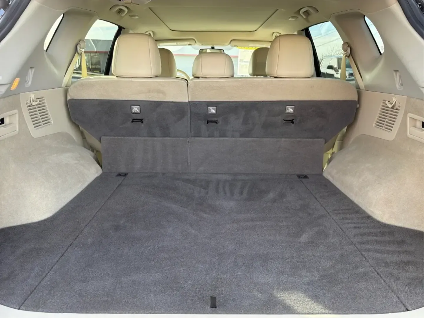 2018 Nissan Murano (5N1AZ2MGXJN) with an 3.5L V-6 DOHC engine, located at 880 E. National Road, Vandalia, OH, 45377, (937) 908-9800, 39.891918, -84.183594 - **Adventure Awaits with the 2018 Nissan Murano Platinum at Advantage Car and Credit - Vandalia!**<br /> <br /> Are you ready to elevate your driving experience while enjoying the perfect blend of style, comfort, and reliability? The 2018 Nissan Murano Platinum is not just a vehicle; it's the key to - Photo#12