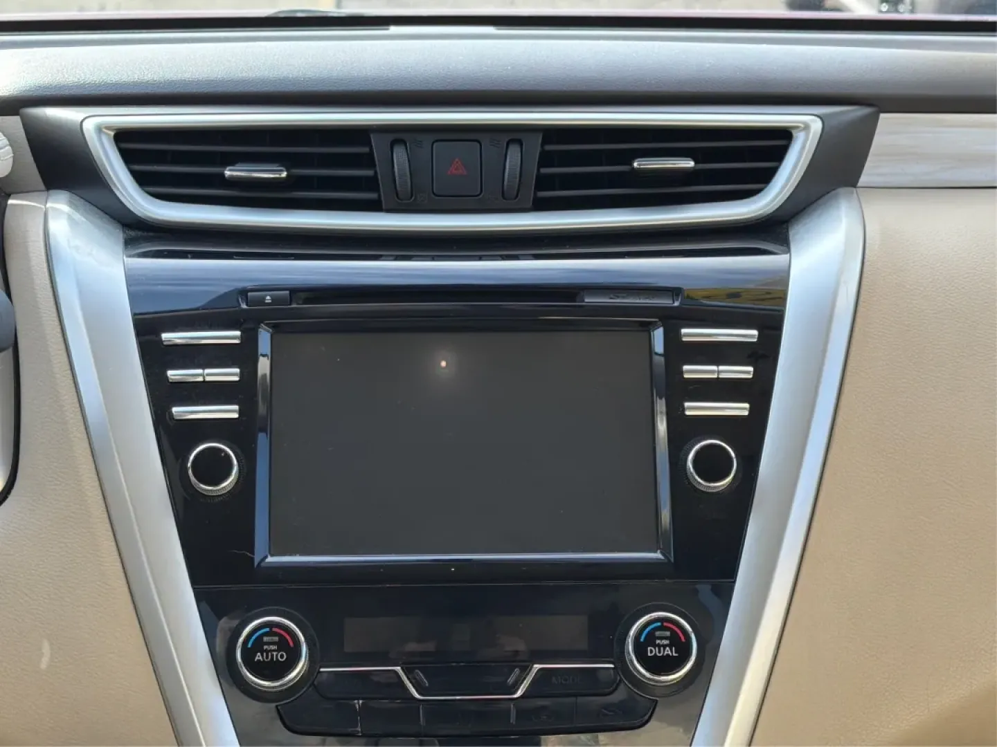 2018 Nissan Murano (5N1AZ2MGXJN) with an 3.5L V-6 DOHC engine, located at 880 E. National Road, Vandalia, OH, 45377, (937) 908-9800, 39.891918, -84.183594 - **Adventure Awaits with the 2018 Nissan Murano Platinum at Advantage Car and Credit - Vandalia!**<br /> <br /> Are you ready to elevate your driving experience while enjoying the perfect blend of style, comfort, and reliability? The 2018 Nissan Murano Platinum is not just a vehicle; it's the key to - Photo#13