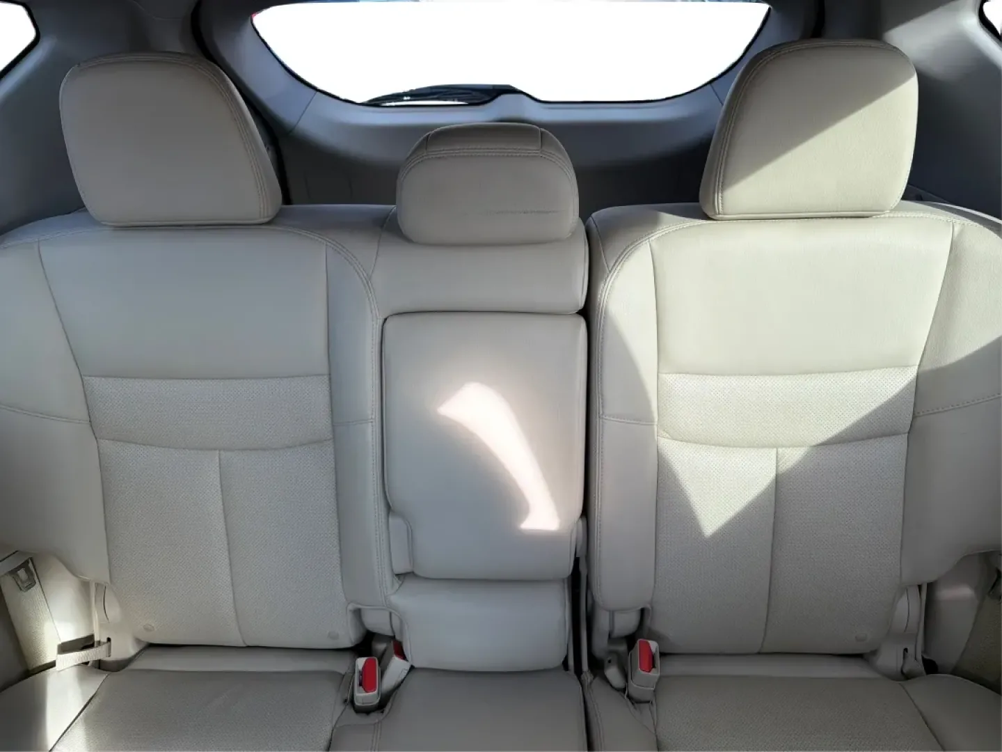 2018 Nissan Murano (5N1AZ2MGXJN) with an 3.5L V-6 DOHC engine, located at 880 E. National Road, Vandalia, OH, 45377, (937) 908-9800, 39.891918, -84.183594 - **Adventure Awaits with the 2018 Nissan Murano Platinum at Advantage Car and Credit - Vandalia!**<br /> <br /> Are you ready to elevate your driving experience while enjoying the perfect blend of style, comfort, and reliability? The 2018 Nissan Murano Platinum is not just a vehicle; it's the key to - Photo#14