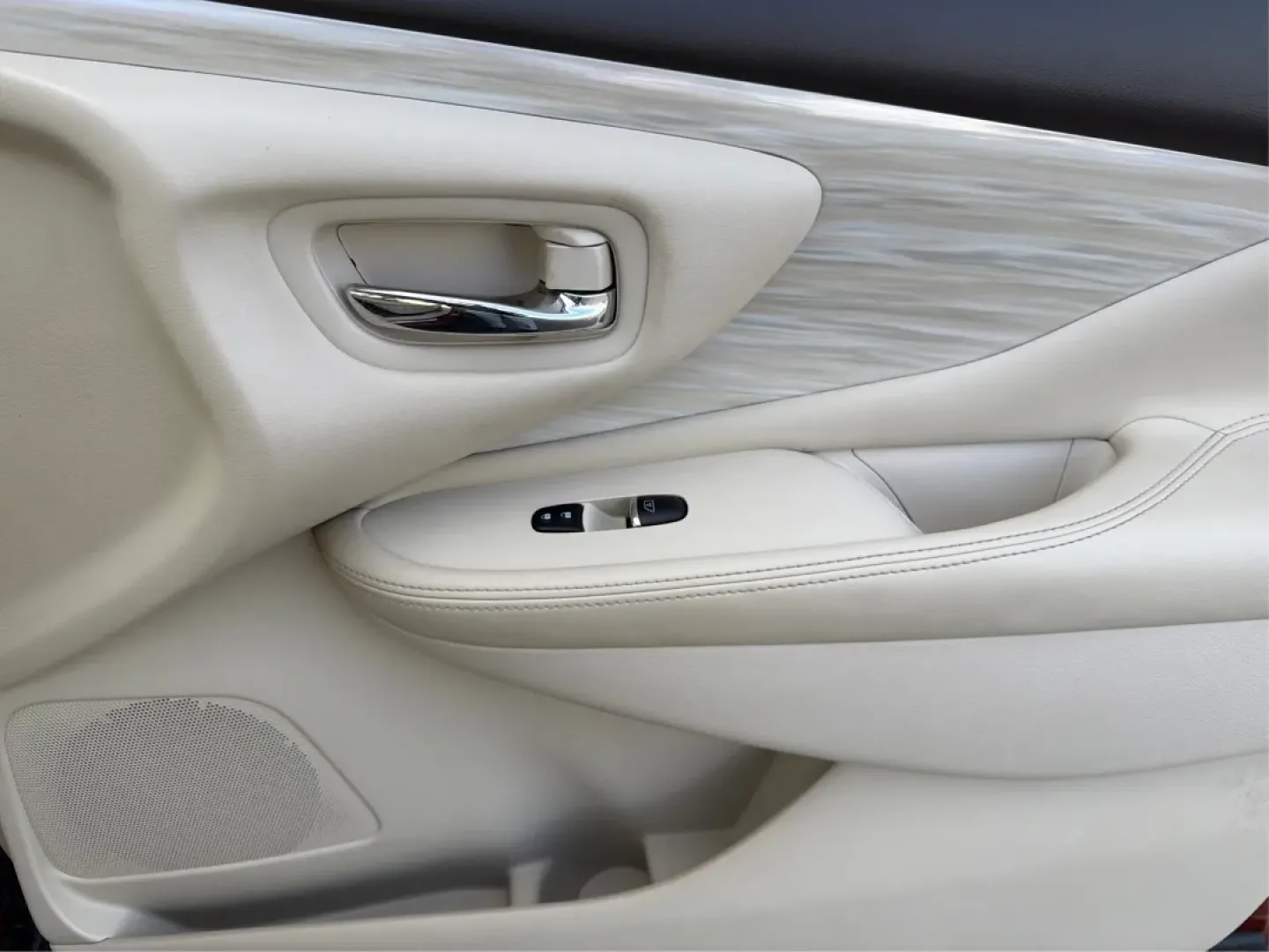 2018 Nissan Murano (5N1AZ2MGXJN) with an 3.5L V-6 DOHC engine, located at 880 E. National Road, Vandalia, OH, 45377, (937) 908-9800, 39.891918, -84.183594 - **Adventure Awaits with the 2018 Nissan Murano Platinum at Advantage Car and Credit - Vandalia!**<br /> <br /> Are you ready to elevate your driving experience while enjoying the perfect blend of style, comfort, and reliability? The 2018 Nissan Murano Platinum is not just a vehicle; it's the key to - Photo#19