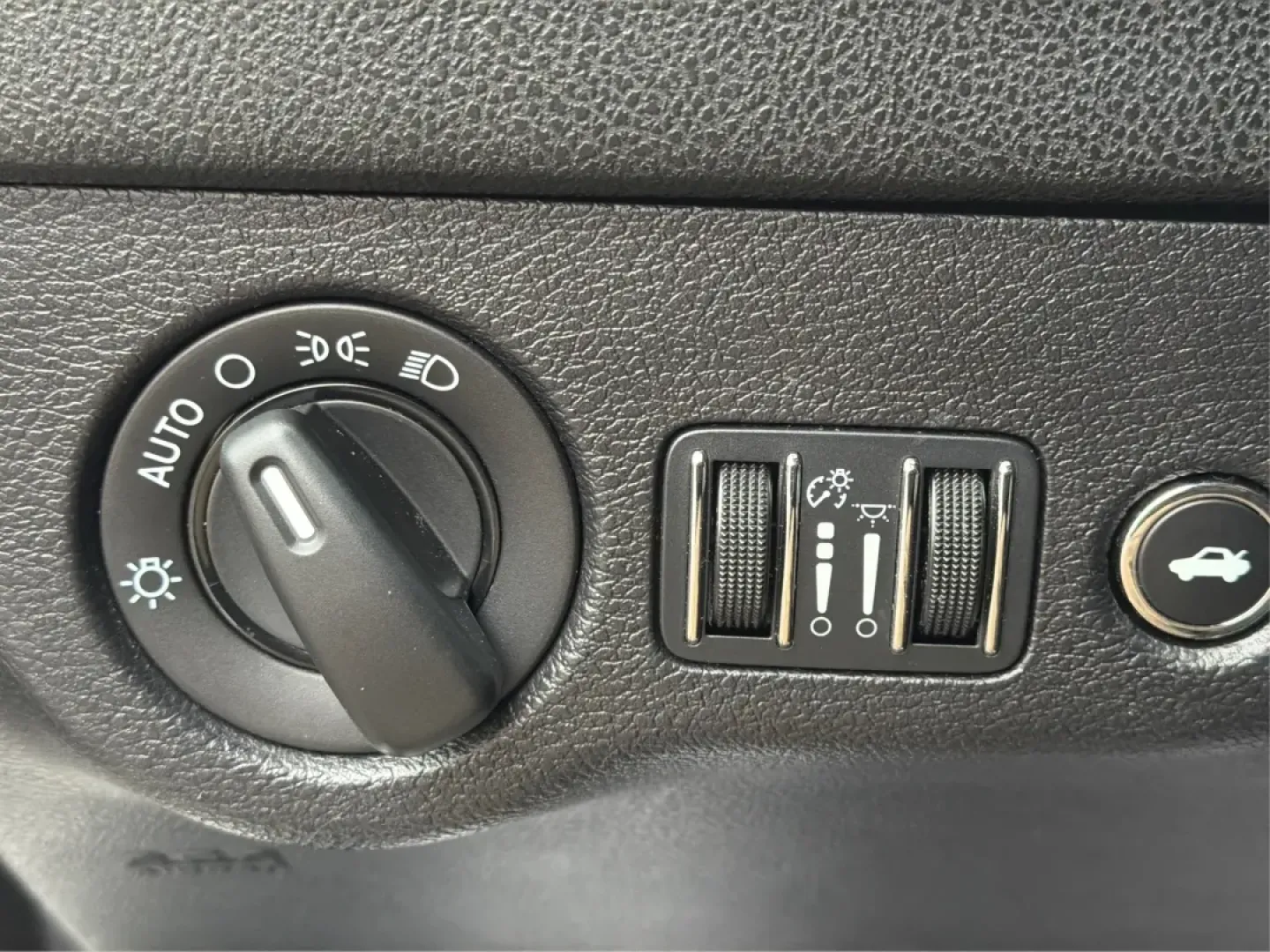 2015 Dodge Charger (2C3CDXBG3FH) with an 3.6L V-6 DOHC engine, located at 1099 N County Rd 25A , Troy, OH, 45373, (937) 908-9800, 40.057079, -84.212883 - Experience the thrill of the open road with the 2015 Dodge Charger SE, a powerful sedan that perfectly balances performance and comfort. This vehicle is an ideal choice for those looking to elevate their daily commute or make unforgettable road trips. Whether you're navigating through the charming s - Photo#17