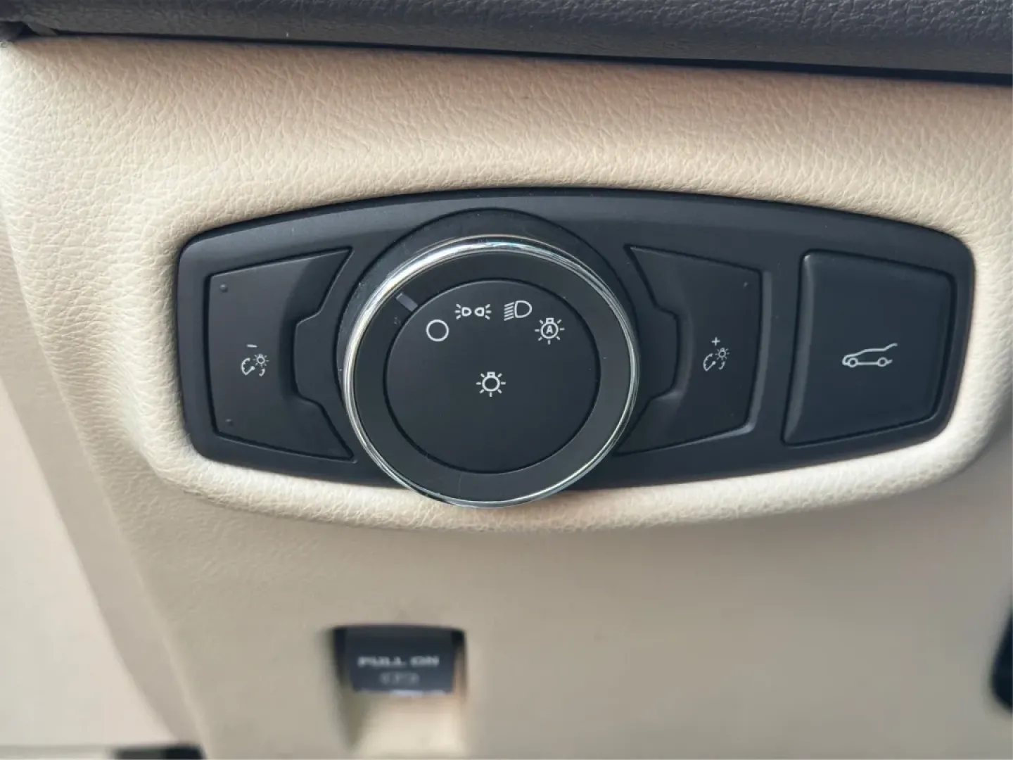 2016 Lincoln MKZ Base (3LN6L2G96GR) with an 2.0L L4 DOHC 16V engine, 6A transmission, located at 880 E. National Road, Vandalia, OH, 45377, (937) 908-9800, 39.891918, -84.183594 - **Elevate Your Commuting Experience with the 2016 Lincoln MKZ at Advantage Car and Credit - Vandalia!**<br /> <br /> Are you ready to transform your daily commute into a luxurious experience? The 2016 Lincoln MKZ is the perfect blend of sophistication and performance, ideal for those who refuse to c - Photo#17