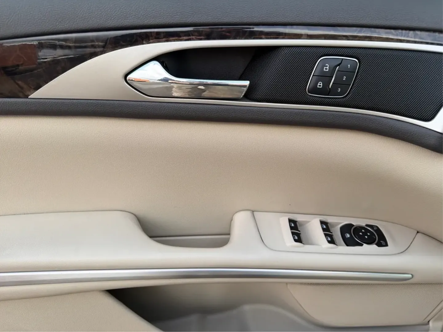 2016 Lincoln MKZ Base (3LN6L2G96GR) with an 2.0L L4 DOHC 16V engine, 6A transmission, located at 880 E. National Road, Vandalia, OH, 45377, (937) 908-9800, 39.891918, -84.183594 - **Elevate Your Commuting Experience with the 2016 Lincoln MKZ at Advantage Car and Credit - Vandalia!**<br /> <br /> Are you ready to transform your daily commute into a luxurious experience? The 2016 Lincoln MKZ is the perfect blend of sophistication and performance, ideal for those who refuse to c - Photo#19