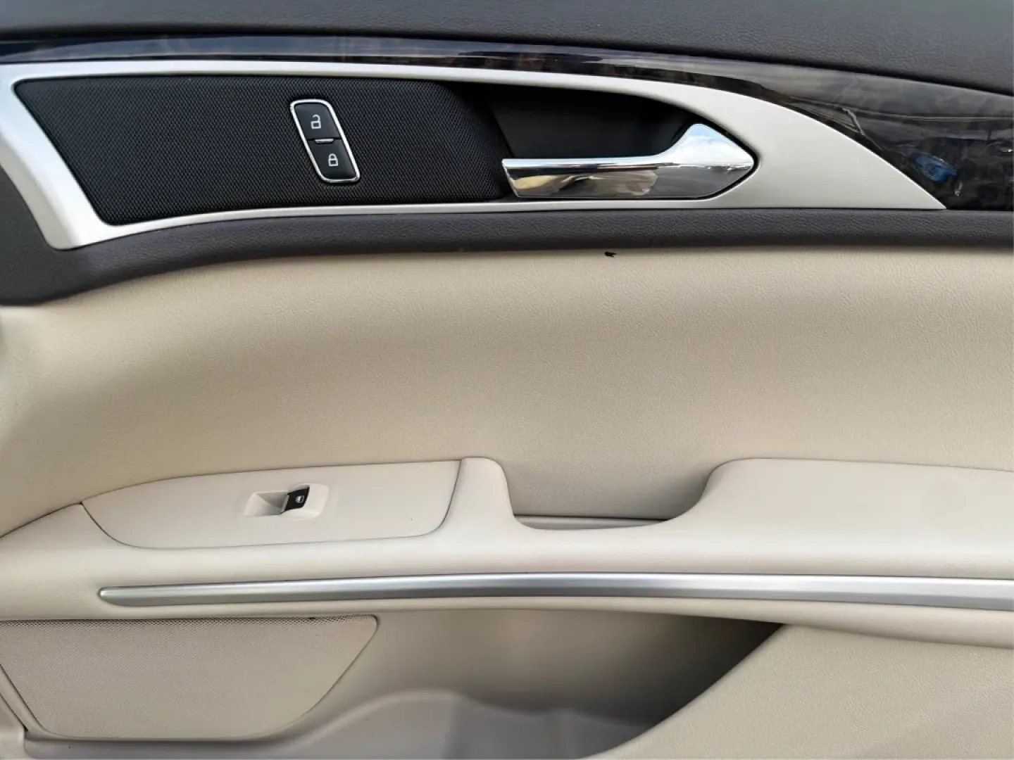 2016 Lincoln MKZ Base (3LN6L2G96GR) with an 2.0L L4 DOHC 16V engine, 6A transmission, located at 880 E. National Road, Vandalia, OH, 45377, (937) 908-9800, 39.891918, -84.183594 - **Elevate Your Commuting Experience with the 2016 Lincoln MKZ at Advantage Car and Credit - Vandalia!**<br /> <br /> Are you ready to transform your daily commute into a luxurious experience? The 2016 Lincoln MKZ is the perfect blend of sophistication and performance, ideal for those who refuse to c - Photo#20