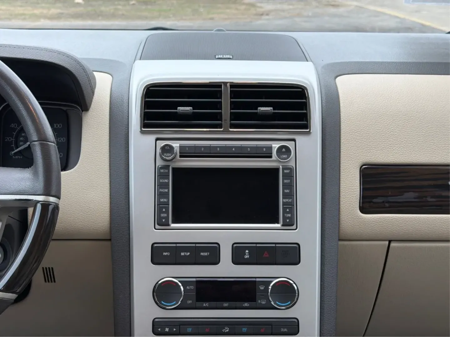 2008 Lincoln MKX Base (2LMDU88CX8B) with an Other engine, located at 1184 Kauffman Ave, Fairborn, OH, 45324, (937) 908-9800, 39.807072, -84.030914 - **Discover Luxury and Comfort with the 2008 Lincoln MKX at Advantage Car and Credit in Fairborn, OH!**<br /> <br /> Are you in the market for a vehicle that seamlessly combines elegance, comfort, and reliability? Look no further than the stunning 2008 Lincoln MKX available at Advantage Car and Credi - Photo#12