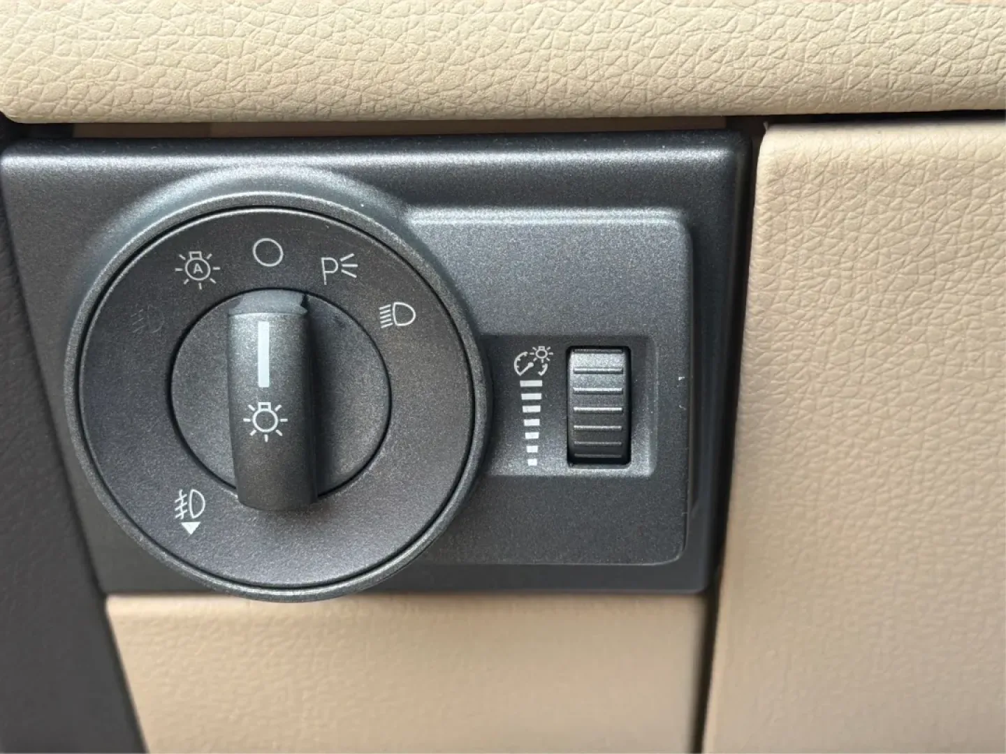 2008 Lincoln MKX Base (2LMDU88CX8B) with an Other engine, located at 1184 Kauffman Ave, Fairborn, OH, 45324, (937) 908-9800, 39.807072, -84.030914 - **Discover Luxury and Comfort with the 2008 Lincoln MKX at Advantage Car and Credit in Fairborn, OH!**<br /> <br /> Are you in the market for a vehicle that seamlessly combines elegance, comfort, and reliability? Look no further than the stunning 2008 Lincoln MKX available at Advantage Car and Credi - Photo#15