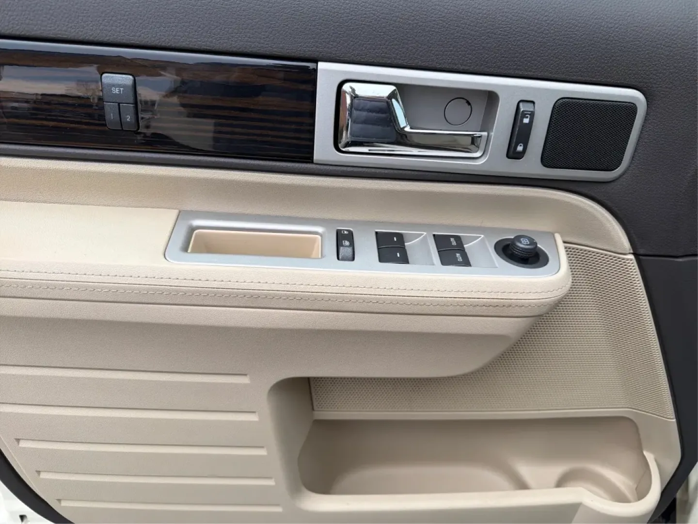 2008 Lincoln MKX Base (2LMDU88CX8B) with an Other engine, located at 1184 Kauffman Ave, Fairborn, OH, 45324, (937) 908-9800, 39.807072, -84.030914 - **Discover Luxury and Comfort with the 2008 Lincoln MKX at Advantage Car and Credit in Fairborn, OH!**<br /> <br /> Are you in the market for a vehicle that seamlessly combines elegance, comfort, and reliability? Look no further than the stunning 2008 Lincoln MKX available at Advantage Car and Credi - Photo#17