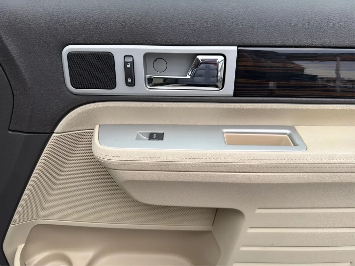 2008 Lincoln MKX Base (2LMDU88CX8B) with an Other engine, located at 1184 Kauffman Ave, Fairborn, OH, 45324, (937) 908-9800, 39.807072, -84.030914 - **Discover Luxury and Comfort with the 2008 Lincoln MKX at Advantage Car and Credit in Fairborn, OH!**<br /> <br /> Are you in the market for a vehicle that seamlessly combines elegance, comfort, and reliability? Look no further than the stunning 2008 Lincoln MKX available at Advantage Car and Credi - Photo#18