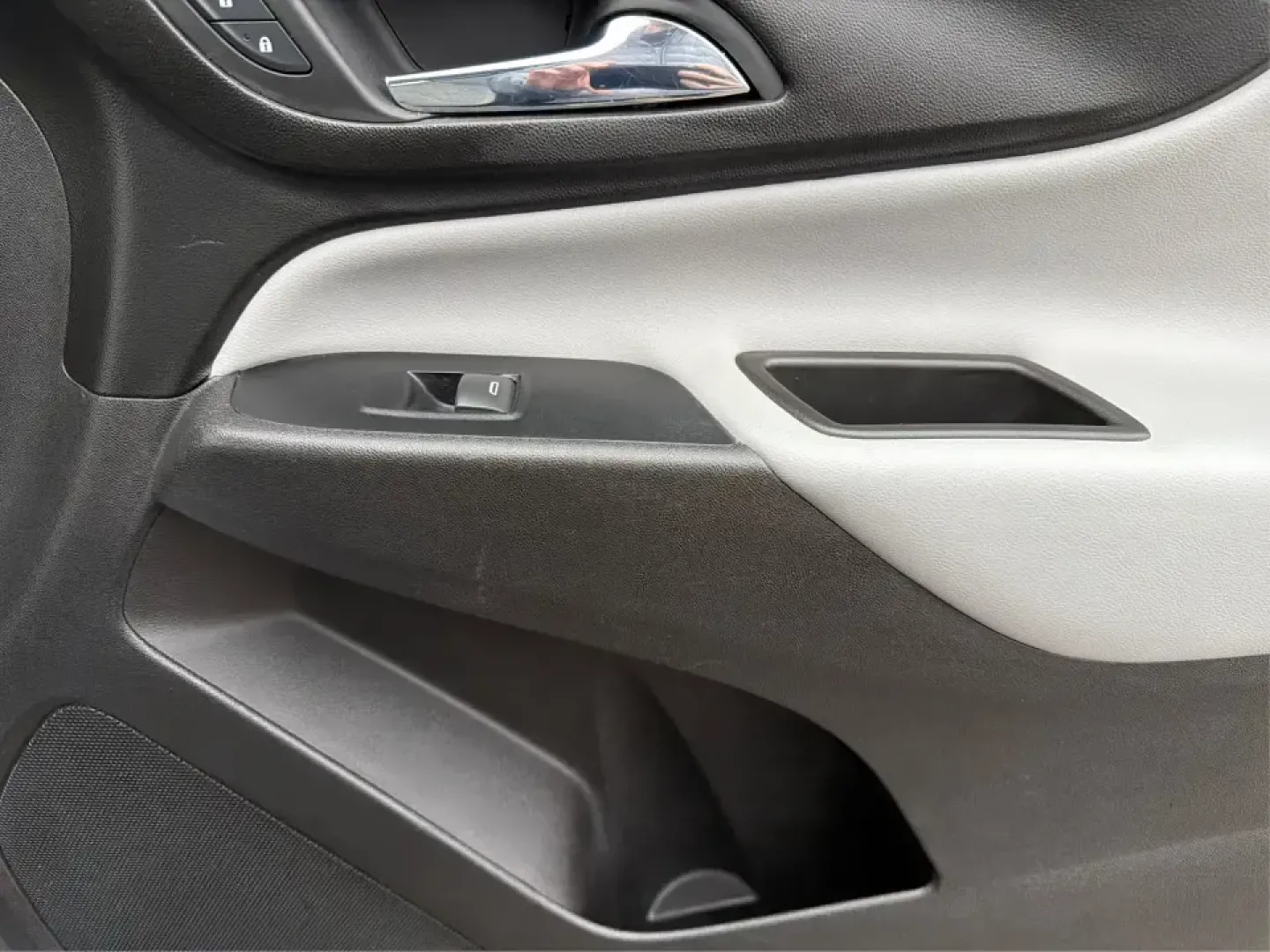 2019 Chevrolet Equinox LS (3GNAXHEV9KL) with an 1.5L I-4 gasoline direct injection engine, 6A transmission, located at 8750 N County Rd 25A, Piqua, OH, 45356, (937) 908-9800, 40.164391, -84.232513 - **Embrace Adventure with the 2019 Chevrolet Equinox LS Perfect for Your Family Road Trips!**<br /> <br /> Are you ready to elevate your family adventures with a vehicle that combines comfort, style, and reliability? Look no further than the stunning 2019 Chevrolet Equinox LS, available now at Advan - Photo#19