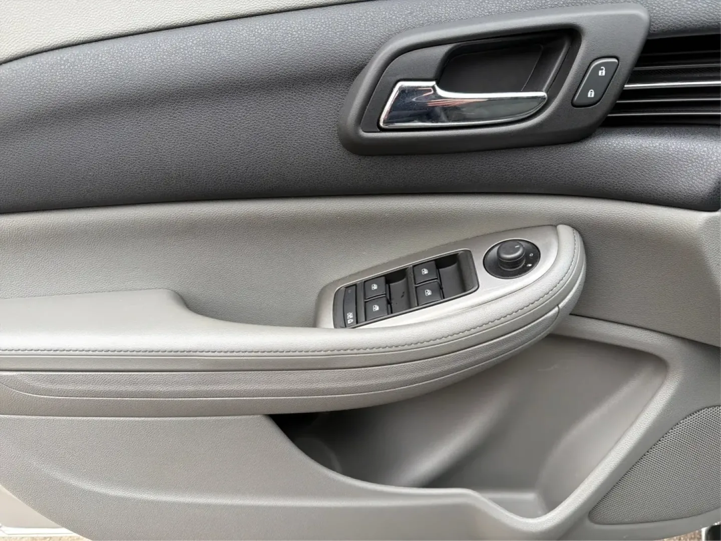 2014 Chevrolet Malibu 1LS (1G11B5SL5EU) with an ECOTEC 2.5L I-4 gasoline direct injection engine, located at 4508 South Dixie Dr, Moraine, OH, 45439, (937) 908-9800, 39.689976, -84.218452 - Experience the perfect blend of comfort, style, and reliability with the 2014 Chevrolet Malibu 1LS, available now at Advantage Car and Credit Moraine! Whether you're commuting to work, running errands, or planning a weekend getaway, this sleek sedan is designed to enhance your driving experience wh - Photo#18