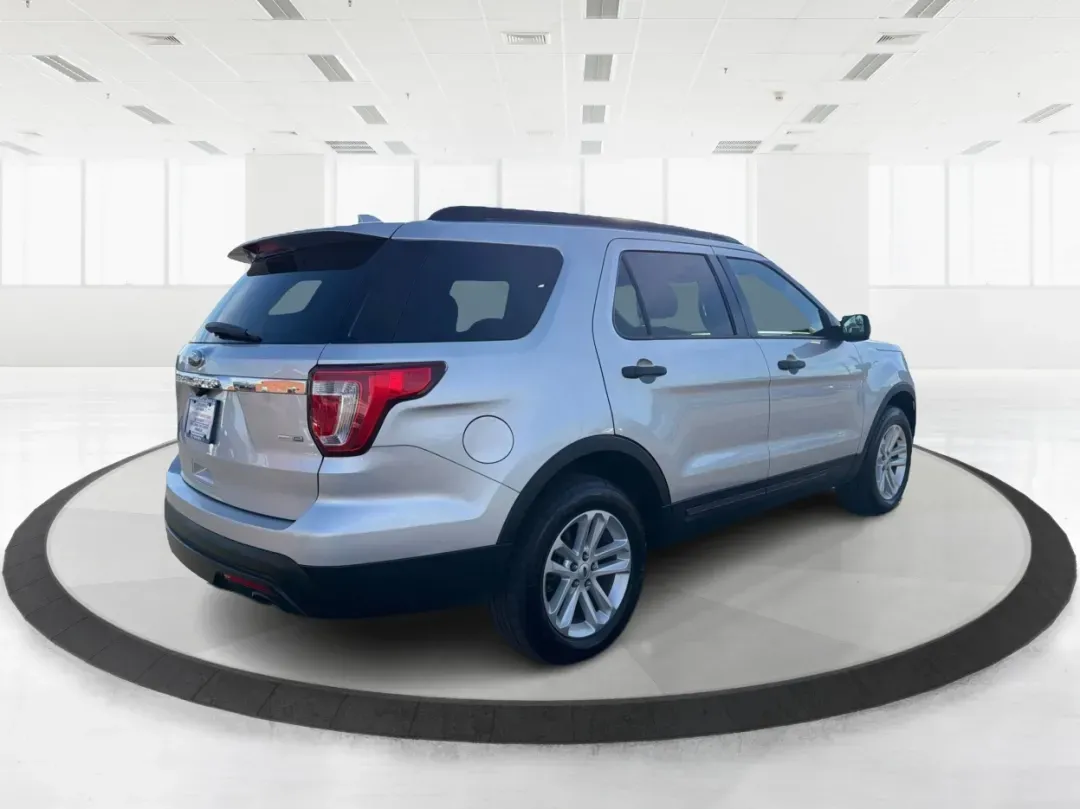 2017 Ford Explorer Base (1FM5K8BH9HG) with an Other engine, located at 1230 East Main St, Xenia, OH, 45385, (937) 908-9800, 39.688026, -83.910172 - **Discover Adventure with the 2017 Ford Explorer at Advantage Car and Credit in Piqua, OH!** <br /> <br /> Are you ready to take your family adventures or weekend getaways to the next level? The 2017 Ford Explorer is the perfect companion for those who crave exploration, comfort, and reliability. Wi - Photo#2