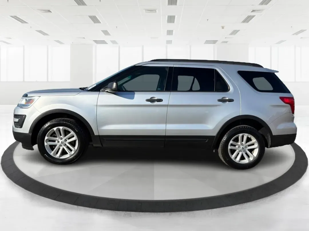 2017 Ford Explorer Base (1FM5K8BH9HG) with an Other engine, located at 1230 East Main St, Xenia, OH, 45385, (937) 908-9800, 39.688026, -83.910172 - **Discover Adventure with the 2017 Ford Explorer at Advantage Car and Credit in Piqua, OH!** <br /> <br /> Are you ready to take your family adventures or weekend getaways to the next level? The 2017 Ford Explorer is the perfect companion for those who crave exploration, comfort, and reliability. Wi - Photo#5