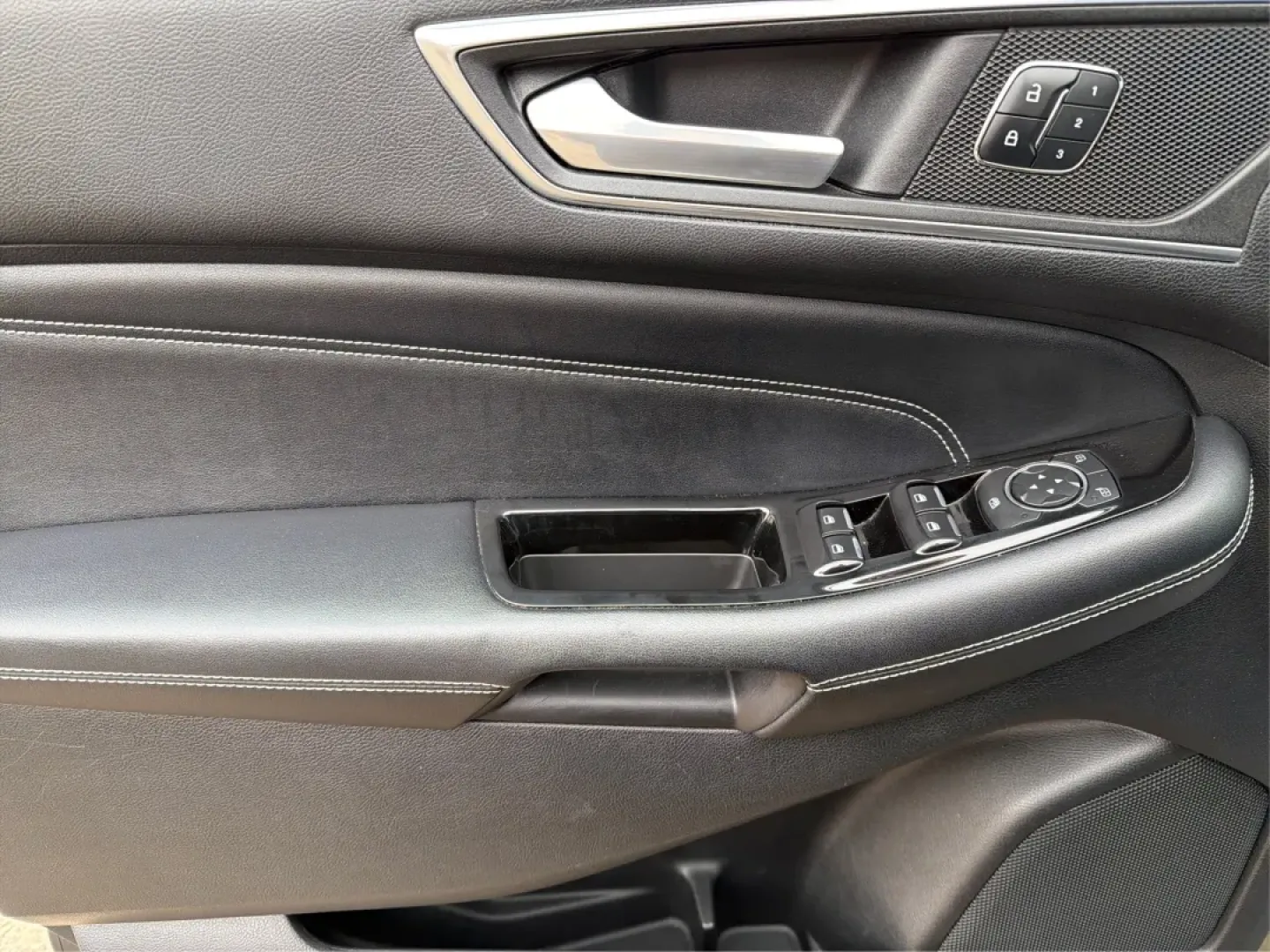 2015 Ford Edge Titanium (2FMTK3K89FB) with an 3.5L V6 DOHC 24V engine, 6A transmission, located at 8750 N County Rd 25A, Piqua, OH, 45356, (937) 908-9800, 40.164391, -84.232513 - **Explore New Horizons with the 2015 Ford Edge Titanium at Advantage Car and Credit**<br /> <br /> If you're on the hunt for a versatile SUV that can handle anything from daily commutes to weekend adventures, look no further than the 2015 Ford Edge Titanium. This sporty utility vehicle is the perfec - Photo#19