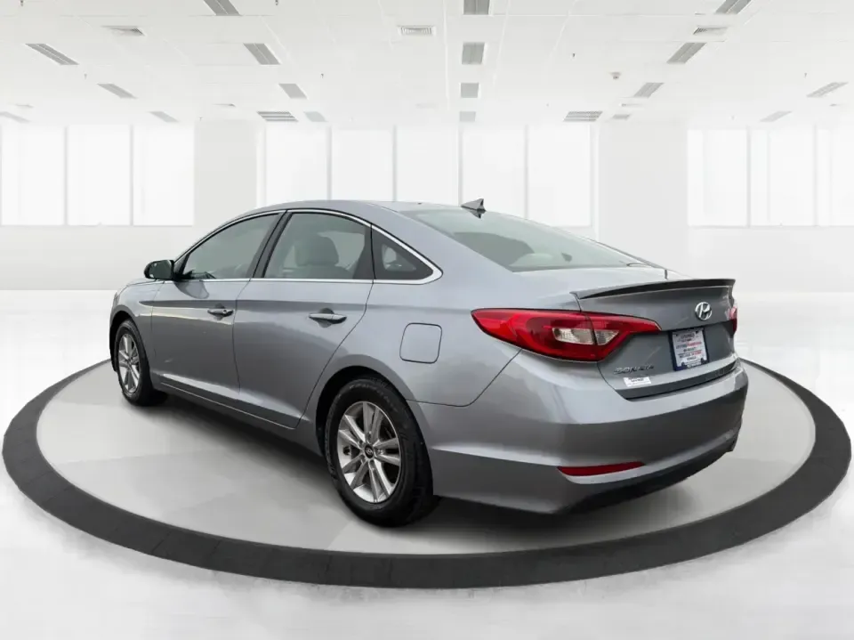 2017 Hyundai Sonata Base (5NPE24AF8HH) with an 2.4L L4 DOHC 16V engine, 7A transmission, located at 4508 South Dixie Dr, Moraine, OH, 45439, (937) 908-9800, 39.689976, -84.218452 - ### Drive Your Dream: 2017 Hyundai Sonata Perfect for Families and Commuters Alike!<br /> <br /> Looking for a reliable sedan that fits seamlessly into your busy lifestyle? The 2017 Hyundai Sonata is here to make every drive a pleasure, whether you're commuting to work, shuttling kids to soccer pra - Photo#4