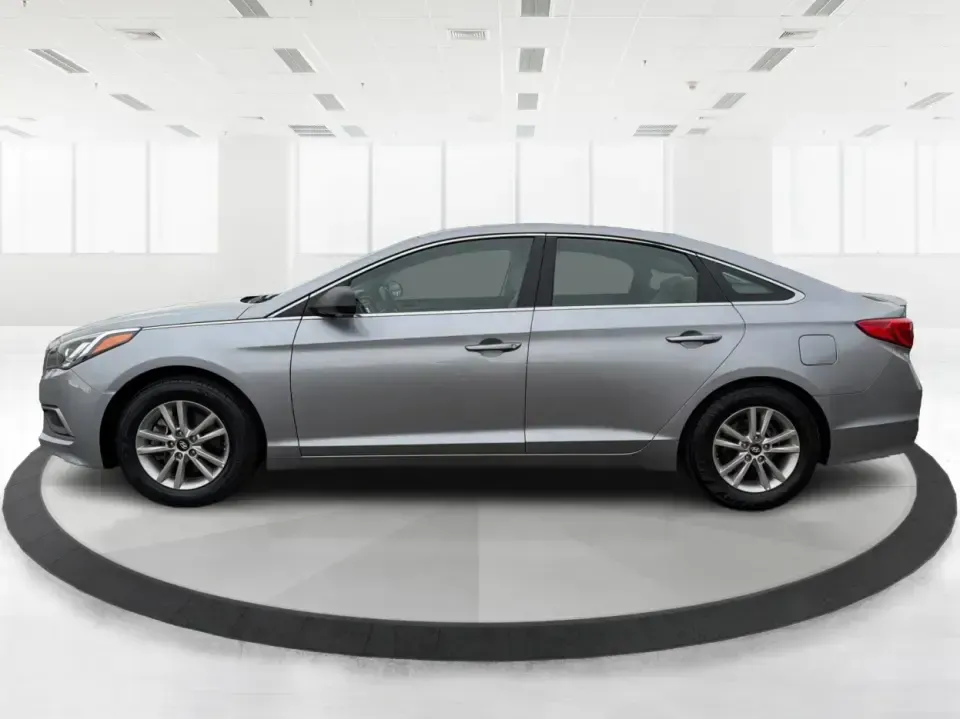 2017 Hyundai Sonata Base (5NPE24AF8HH) with an 2.4L L4 DOHC 16V engine, 7A transmission, located at 4508 South Dixie Dr, Moraine, OH, 45439, (937) 908-9800, 39.689976, -84.218452 - ### Drive Your Dream: 2017 Hyundai Sonata Perfect for Families and Commuters Alike!<br /> <br /> Looking for a reliable sedan that fits seamlessly into your busy lifestyle? The 2017 Hyundai Sonata is here to make every drive a pleasure, whether you're commuting to work, shuttling kids to soccer pra - Photo#5