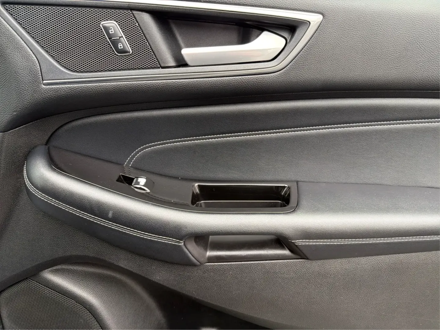 2017 Ford Edge Titanium (2FMPK4K92HB) with an 2.0L L4 DOHC 16V engine, 6A transmission, located at 4508 South Dixie Dr, Moraine, OH, 45439, (937) 908-9800, 39.689976, -84.218452 - **Unleash Adventure with the 2017 Ford Edge Titanium at Advantage Car and Credit Moraine! Experience Comfort, Style, and Affordability!**<br /> <br /> Are you searching for the perfect SUV to enhance your family adventures or accommodate your daily commute in style? Look no further than this stunni - Photo#20