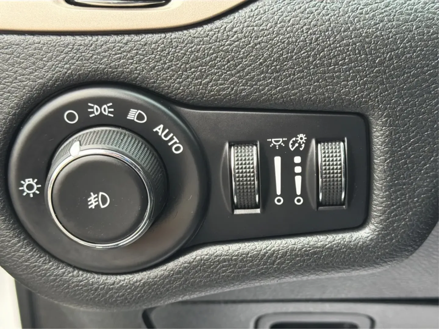 2016 Jeep Cherokee Limited (1C4PJMDB4GW) with an Other engine, located at 401 Woodman Dr, Riverside, OH, 45431, (937) 908-9800, 39.760899, -84.123421 - **Explore Adventure with the 2016 Jeep Cherokee Limited Your Ultimate Crossover Companion!**<br /> <br /> Are you ready to elevate your lifestyle with a vehicle that adapts to your needs? The 2016 Jeep Cherokee Limited is the perfect blend of comfort, style, and versatility, making it an ideal choi - Photo#17