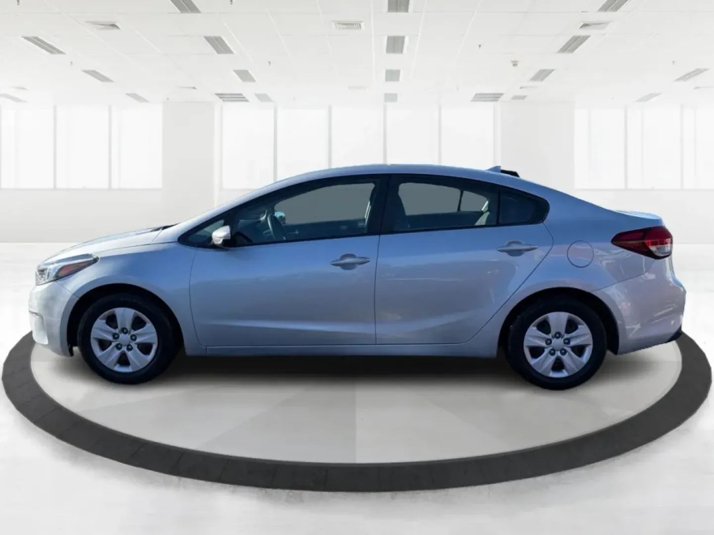 2018 Kia Forte LX (3KPFK4A72JE) with an 2L I-4 DOHC engine, 6M transmission, located at 1230 East Main St, Xenia, OH, 45385, (937) 908-9800, 39.688026, -83.910172 - ### Drive into Adventure with the 2018 Kia Forte LX at Advantage Car and Credit - Xenia!<br /> <br /> Are you ready to elevate your daily commute or weekend getaway? The 2018 Kia Forte LX, available now at Advantage Car and Credit in Xenia, OH, is the perfect vehicle for both the budget-conscious bu - Photo#5