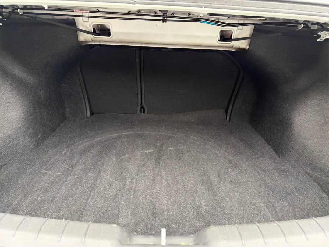 2020 Hyundai Elantra SEL (5NPD84LF8LH) with an Nu 2L I-4 DOHC engine, located at 880 E. National Road, Vandalia, OH, 45377, (937) 908-9800, 39.891918, -84.183594 - Are you ready to elevate your everyday driving experience? Look no further than this stunning 2020 Hyundai Elantra SEL, the perfect sedan for commuters, growing families, or anyone seeking a stylish ride that won't break the bank. Whether you're navigating the bustling streets of Vandalia or embarki - Photo#12