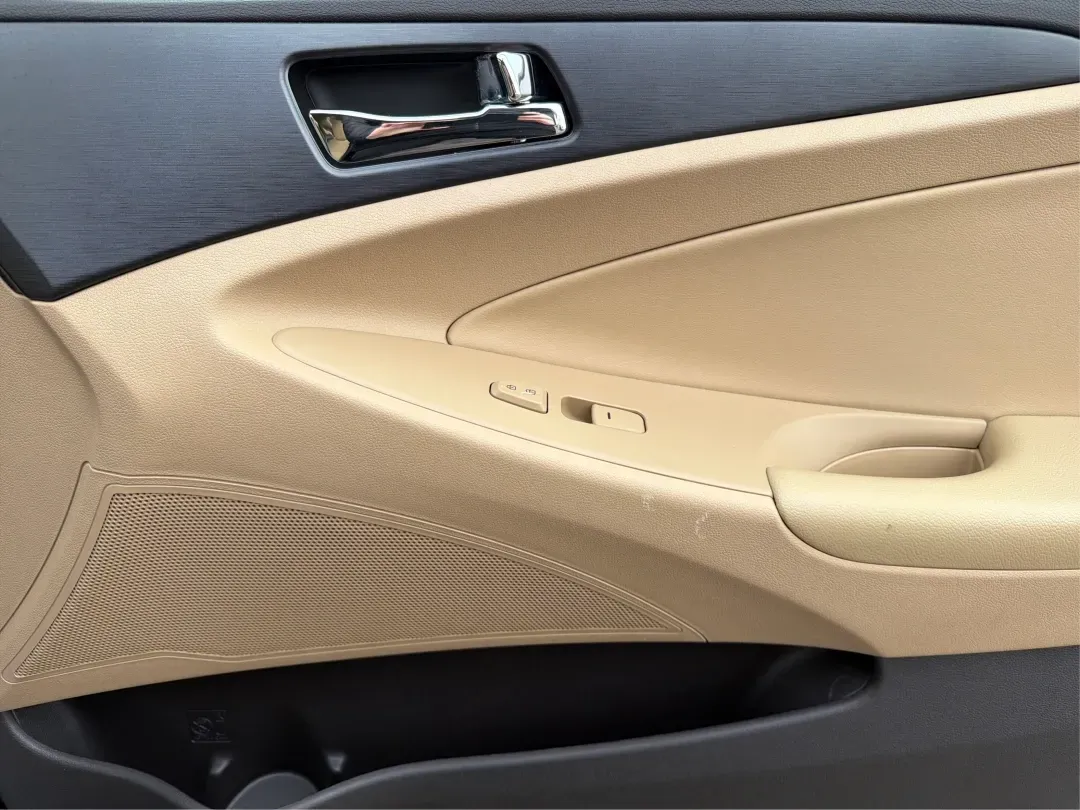 2013 Hyundai Sonata GLS (5NPEB4AC0DH) with an 2.4L I-4 gasoline direct injection engine, located at 1230 East Main St, Xenia, OH, 45385, (937) 908-9800, 39.688026, -83.910172 - **Discover the Perfect Family Sedan: 2013 Hyundai Sonata GLS at Advantage Car and Credit in Xenia, OH!**<br /> <br /> Are you in the market for a reliable and stylish vehicle that accommodates your growing family's needs? Look no further than the sleek 2013 Hyundai Sonata GLS, available now at Advan - Photo#19