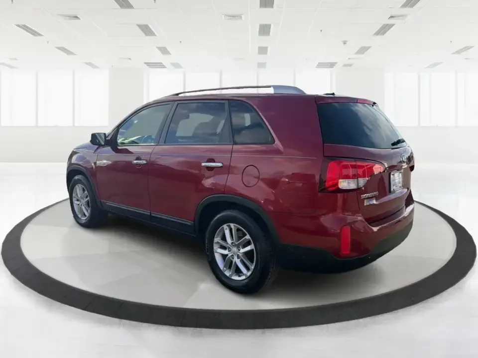 2015 Kia Sorento LX (5XYKT4A61FG) with an 2.4L I-4 gasoline direct injection engine, 6-Speed Automatic transmission, located at 401 Woodman Dr, Riverside, OH, 45431, (937) 908-9800, 39.760899, -84.123421 - **Experience Adventure with the 2015 Kia Sorento at Advantage Car and Credit - Riverside!**<br /> <br /> Are you ready to elevate your family's weekend getaways or daily commutes? Look no further than this stunning 2015 Kia Sorento LX, available at Advantage Car and Credit in Riverside, OH. This ver - Photo#4
