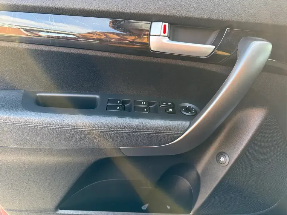 2015 Kia Sorento LX (5XYKT4A61FG) with an 2.4L I-4 gasoline direct injection engine, 6-Speed Automatic transmission, located at 401 Woodman Dr, Riverside, OH, 45431, (937) 908-9800, 39.760899, -84.123421 - **Experience Adventure with the 2015 Kia Sorento at Advantage Car and Credit - Riverside!**<br /> <br /> Are you ready to elevate your family's weekend getaways or daily commutes? Look no further than this stunning 2015 Kia Sorento LX, available at Advantage Car and Credit in Riverside, OH. This ver - Photo#17