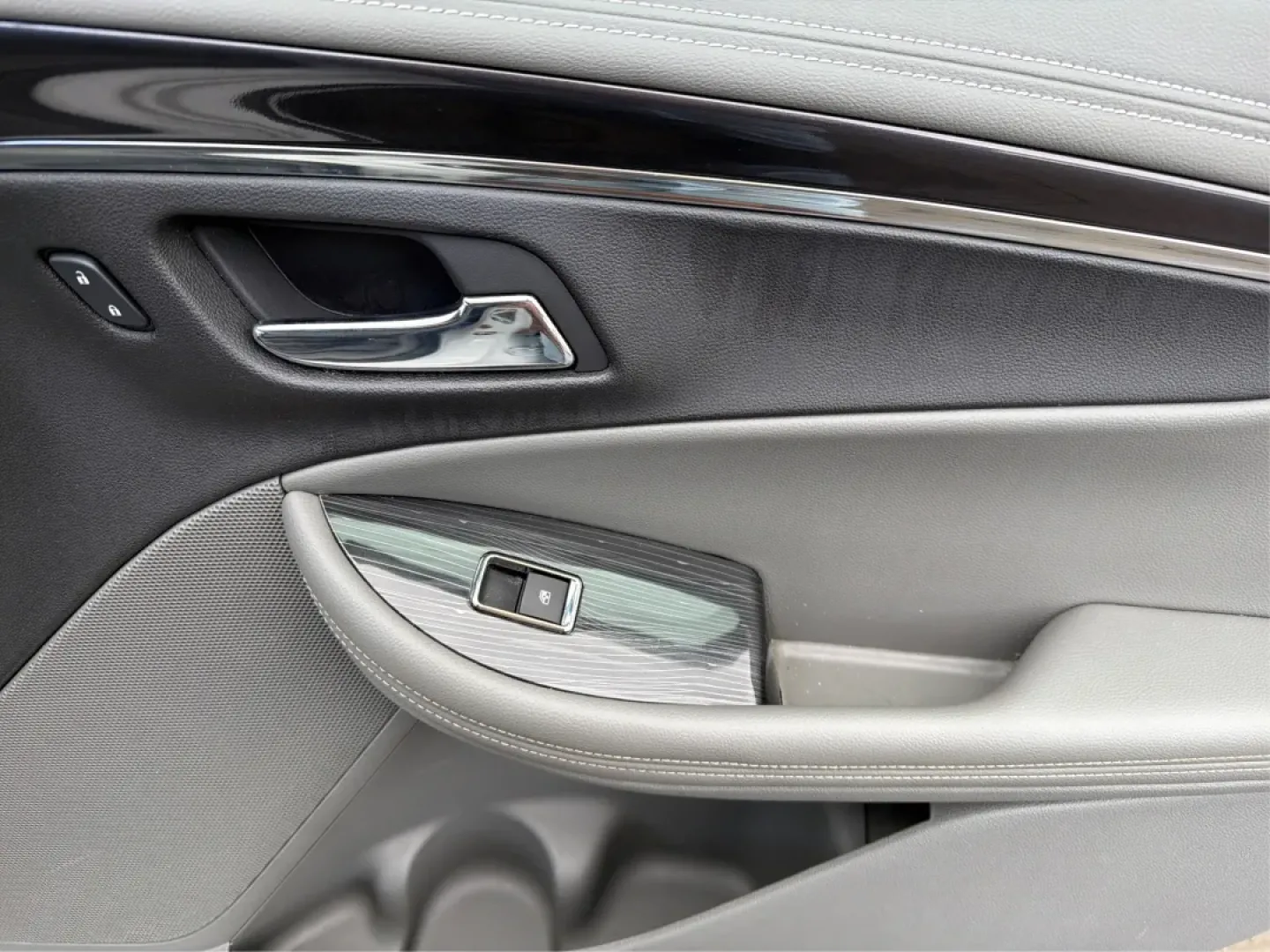 2016 Chevrolet Impala 2LT (2G1115S34G9) with an 3.6L V-6 gasoline direct injection engine, located at 1184 Kauffman Ave, Fairborn, OH, 45324, (937) 908-9800, 39.807072, -84.030914 - **Elevate Your Daily Drive with the 2016 Chevrolet Impala 2LT at Advantage Car and Credit - Fairborn!**<br /> <br /> Are you in search of a sedan that not only meets your daily commuting needs but also enhances your lifestyle? Look no further than this stunning 2016 Chevrolet Impala 2LT, available a - Photo#19