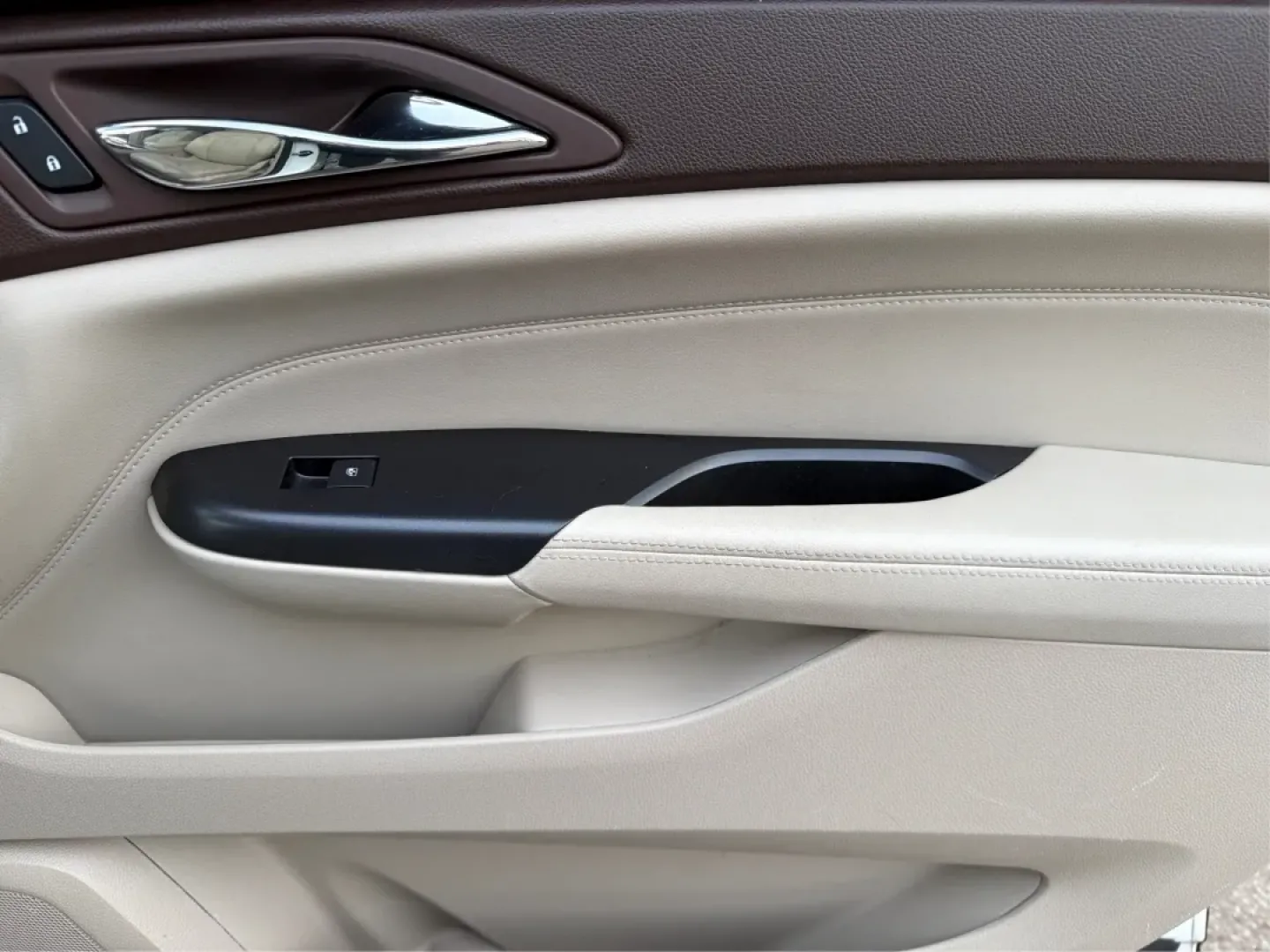 2013 Cadillac SRX Luxury Collection (3GYFNCE32DS) with an 3.6L V6 DOHC 24V FFV engine, 6-Speed Automatic transmission, located at 401 Woodman Dr, Riverside, OH, 45431, (937) 908-9800, 39.760899, -84.123421 - ### Elevate Your Everyday with the 2013 Cadillac SRX Luxury Collection <br /> <br /> Are you searching for the perfect vehicle to enhance your family's lifestyle or your daily commute? Look no further than the stunning 2013 Cadillac SRX Luxury Collection, available now at Advantage Car and Credit in - Photo#19