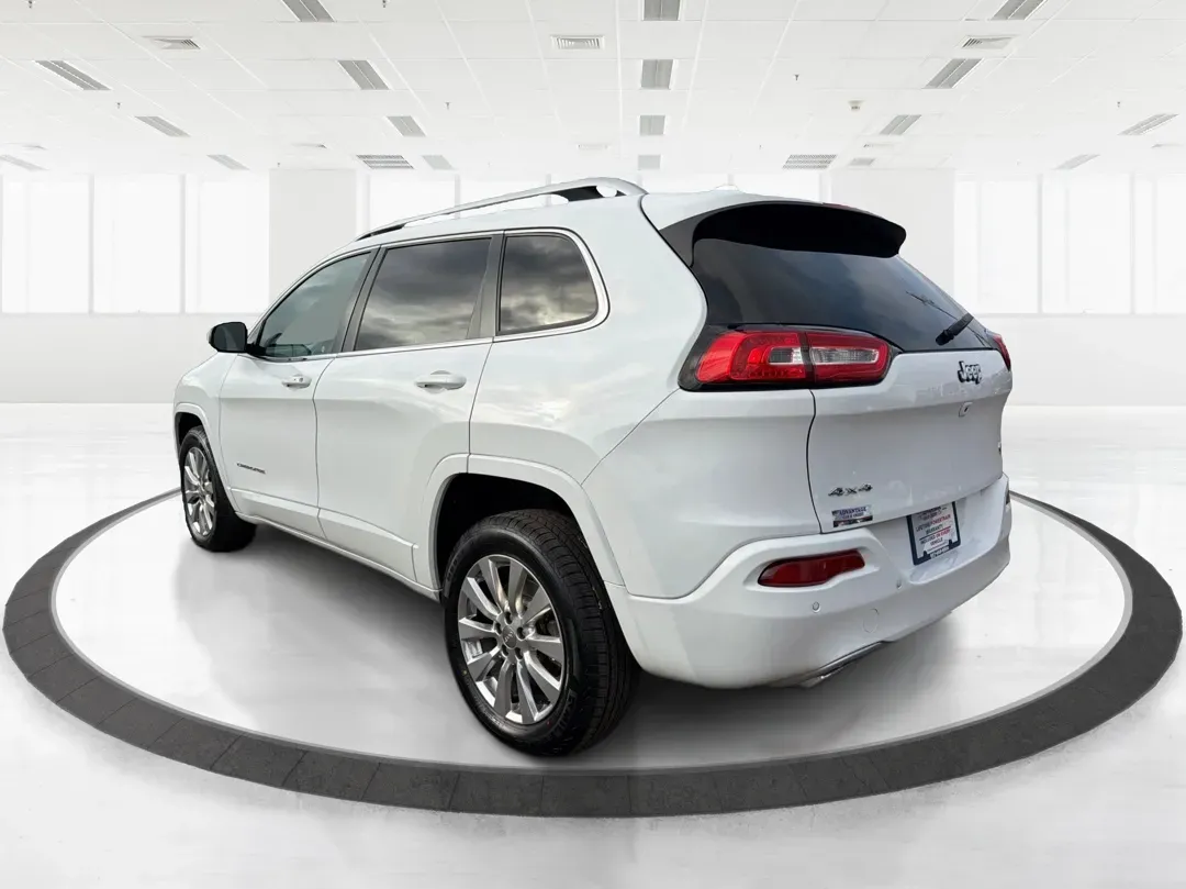 2017 Jeep Cherokee Overland 4x4 (1C4PJMJS9HW) with an Pentastar 3.2L V-6 DOHC engine, 9A transmission, located at 8750 N County Rd 25A, Piqua, OH, 45356, (937) 908-9800, 40.164391, -84.232513 - Looking for the perfect vehicle to elevate your family adventures or make daily commutes a breeze? Look no further than this stunning 2017 Jeep Cherokee Overland 4x4, available now at Advantage Car and Credit Piqua. With the versatile blend of a comfortable sport utility design and advanced feature - Photo#4