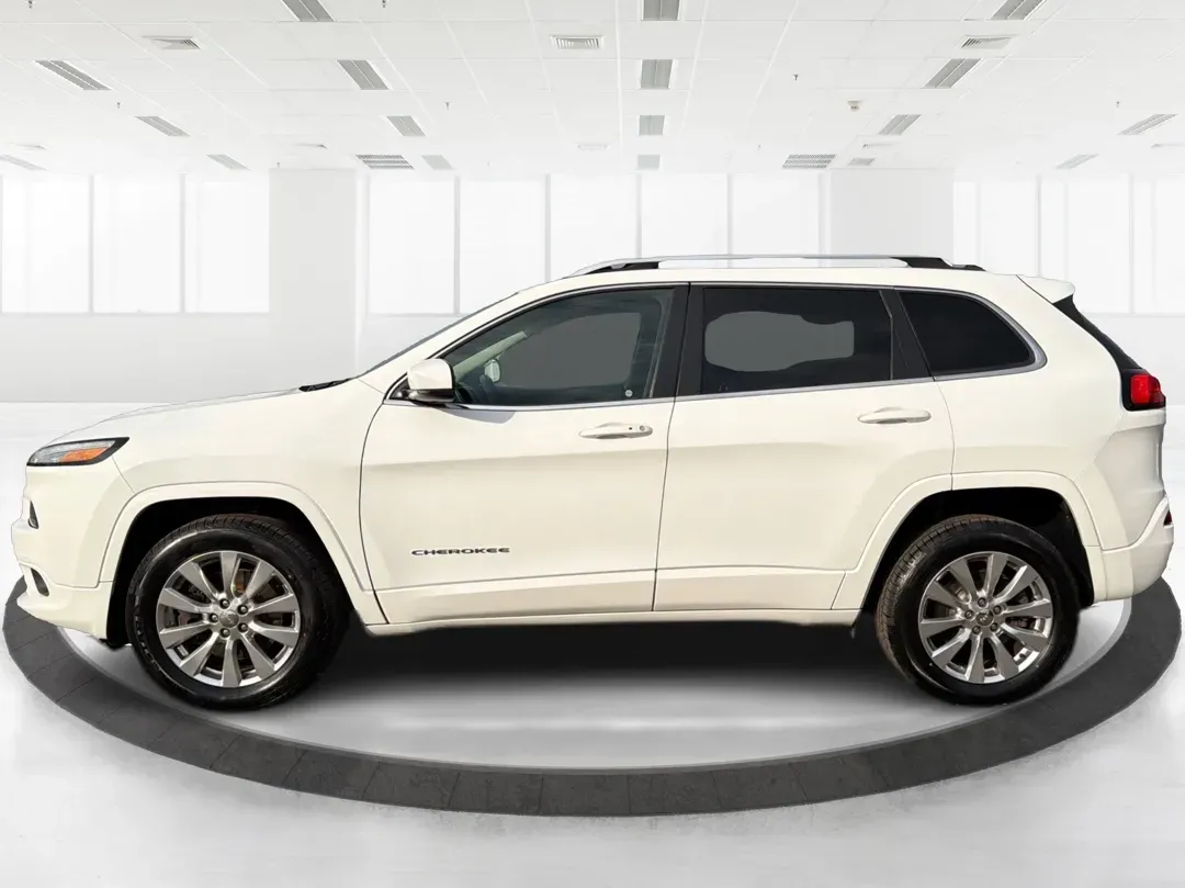 2017 Jeep Cherokee Overland 4x4 (1C4PJMJS9HW) with an Pentastar 3.2L V-6 DOHC engine, 9A transmission, located at 8750 N County Rd 25A, Piqua, OH, 45356, (937) 908-9800, 40.164391, -84.232513 - Looking for the perfect vehicle to elevate your family adventures or make daily commutes a breeze? Look no further than this stunning 2017 Jeep Cherokee Overland 4x4, available now at Advantage Car and Credit Piqua. With the versatile blend of a comfortable sport utility design and advanced feature - Photo#5