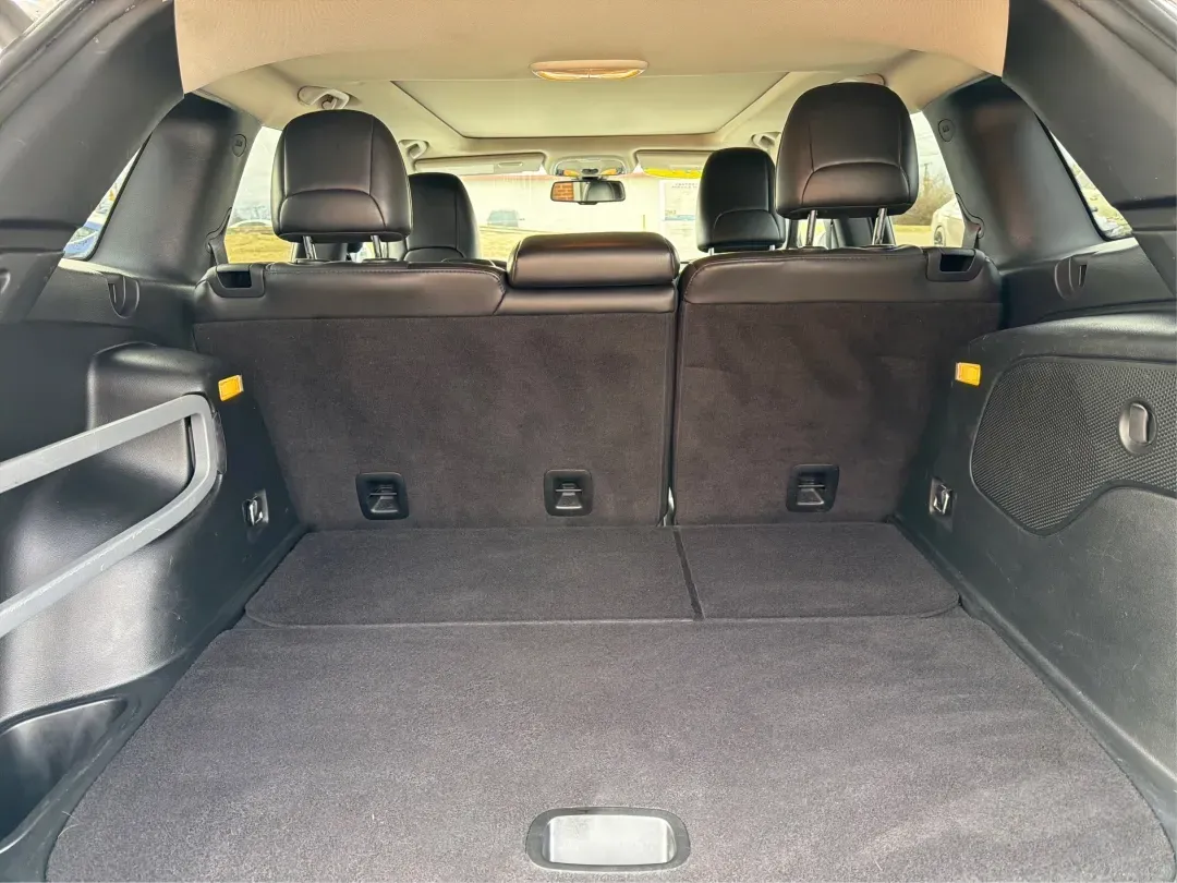 2017 Jeep Cherokee Overland 4x4 (1C4PJMJS9HW) with an Pentastar 3.2L V-6 DOHC engine, 9A transmission, located at 8750 N County Rd 25A, Piqua, OH, 45356, (937) 908-9800, 40.164391, -84.232513 - Looking for the perfect vehicle to elevate your family adventures or make daily commutes a breeze? Look no further than this stunning 2017 Jeep Cherokee Overland 4x4, available now at Advantage Car and Credit Piqua. With the versatile blend of a comfortable sport utility design and advanced feature - Photo#12