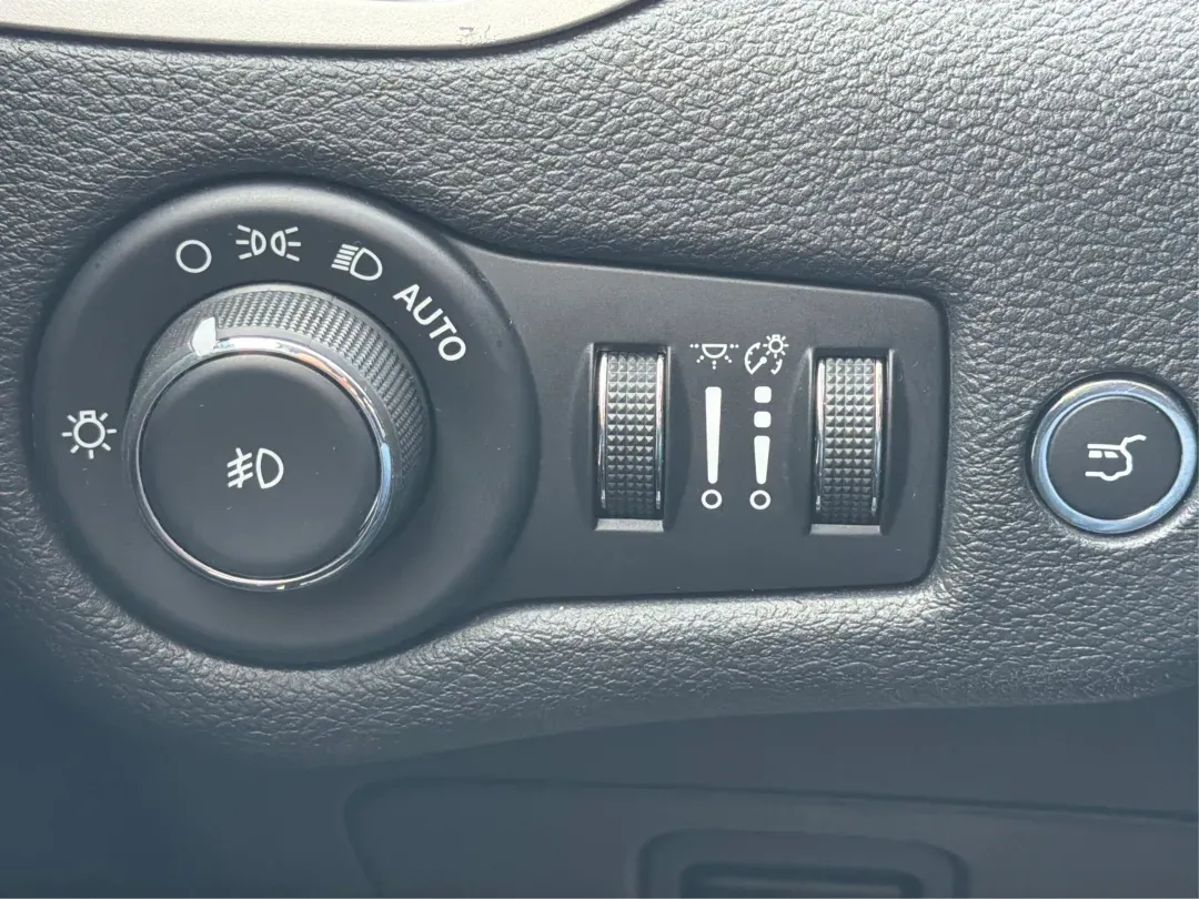 2017 Jeep Cherokee Overland 4x4 (1C4PJMJS9HW) with an Pentastar 3.2L V-6 DOHC engine, 9A transmission, located at 8750 N County Rd 25A, Piqua, OH, 45356, (937) 908-9800, 40.164391, -84.232513 - Looking for the perfect vehicle to elevate your family adventures or make daily commutes a breeze? Look no further than this stunning 2017 Jeep Cherokee Overland 4x4, available now at Advantage Car and Credit Piqua. With the versatile blend of a comfortable sport utility design and advanced feature - Photo#17