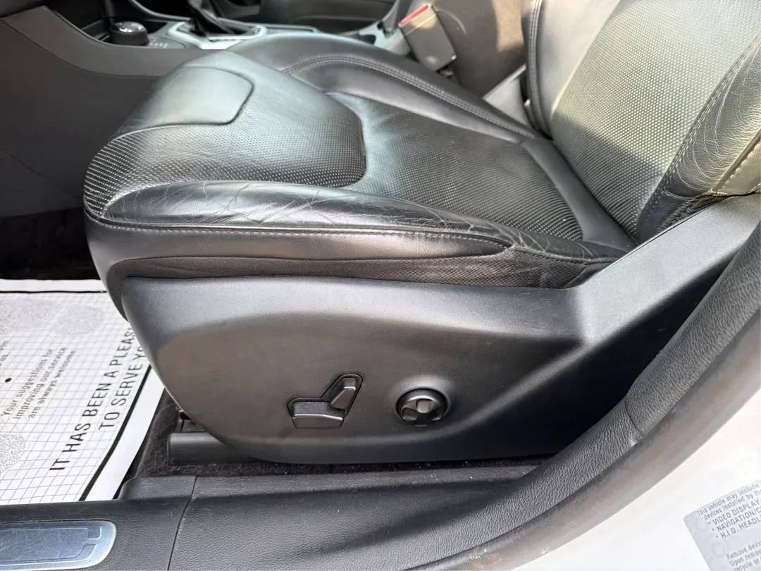 2017 Jeep Cherokee Overland 4x4 (1C4PJMJS9HW) with an Pentastar 3.2L V-6 DOHC engine, 9A transmission, located at 8750 N County Rd 25A, Piqua, OH, 45356, (937) 908-9800, 40.164391, -84.232513 - Looking for the perfect vehicle to elevate your family adventures or make daily commutes a breeze? Look no further than this stunning 2017 Jeep Cherokee Overland 4x4, available now at Advantage Car and Credit Piqua. With the versatile blend of a comfortable sport utility design and advanced feature - Photo#18