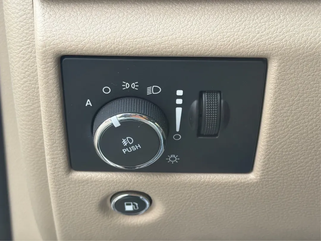 2016 Jeep Grand Cherokee Limited (1C4RJFBG8GC) with an Other engine, located at 8750 N County Rd 25A, Piqua, OH, 45356, (937) 908-9800, 40.164391, -84.232513 - Discover the ultimate blend of luxury and capability with this stunning 2016 Jeep Grand Cherokee Limited, now available at Advantage Car and Credit - Piqua! Perfect for those who crave adventure while needing a reliable vehicle for daily commuting or weekend family outings, this SUV is designed to e - Photo#17