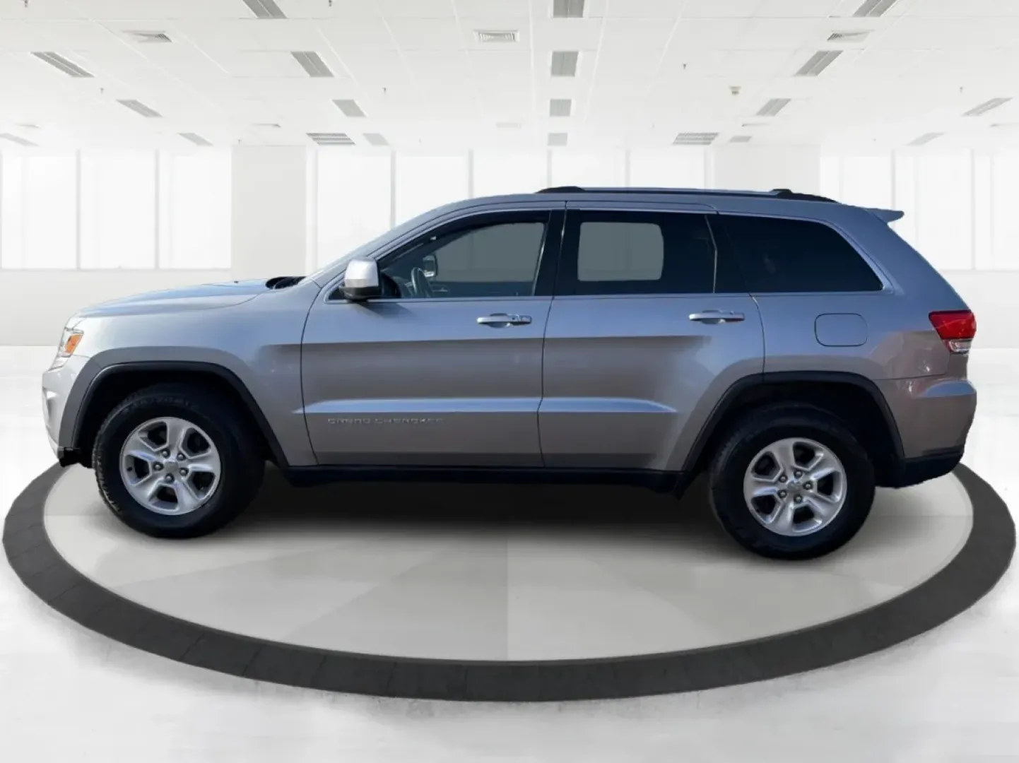 2014 Jeep Grand Cherokee Laredo (1C4RJEAG9EC) with an 3.6L V-6 DOHC engine, located at 1184 Kauffman Ave, Fairborn, OH, 45324, (937) 908-9800, 39.807072, -84.030914 - **Elevate Your Adventures with the 2014 Jeep Grand Cherokee Laredo!**<br /> <br /> Are you ready to take your family on unforgettable road trips or tackle weekend adventures like never before? The 2014 Jeep Grand Cherokee Laredo is designed for those who crave exploration and comfort in equal measur - Photo#5