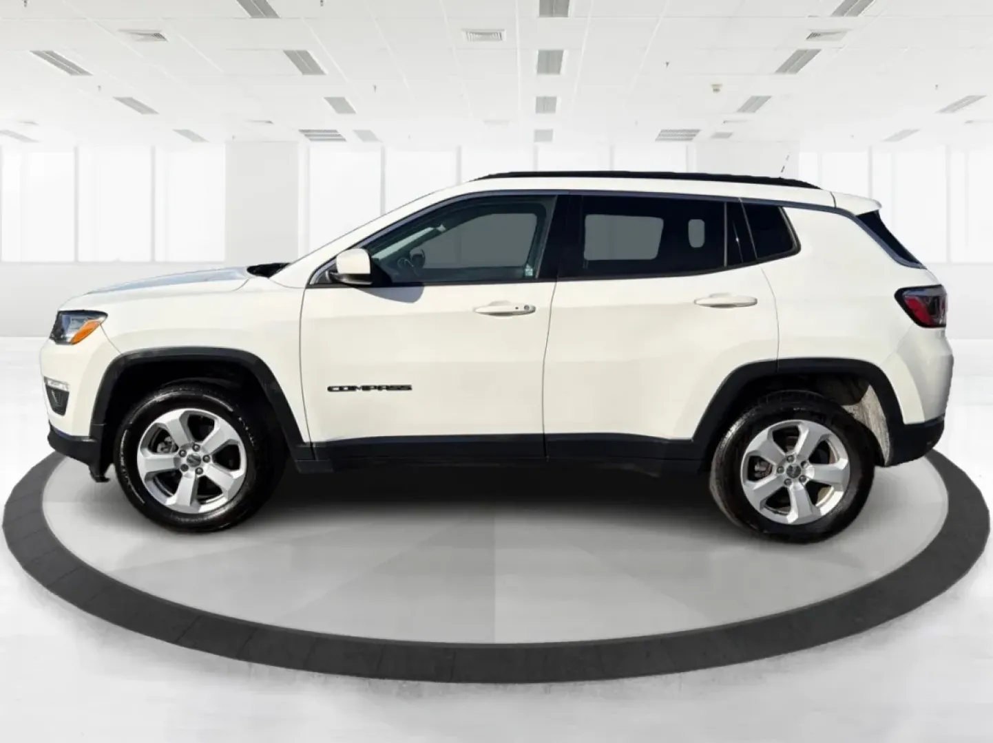2018 Jeep Compass Latitude 4x4 (3C4NJDBB4JT) with an 2.4L L4 DOHC 16V engine, Manual/Standard transmission, located at 1184 Kauffman Ave, Fairborn, OH, 45324, (937) 908-9800, 39.807072, -84.030914 - Discover the perfect blend of style, reliability, and adventure with the 2018 Jeep Compass Latitude 4x4, now available at Advantage Car and Credit in Fairborn, OH. This rugged yet refined SUV is ideal for weekend warriors and growing families alike, offering the versatility you need for both daily c - Photo#5