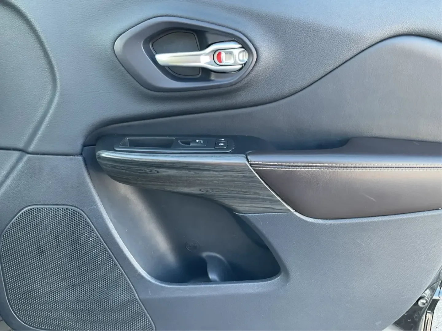 2014 Jeep Cherokee (1C4PJMDS5EW) with an Other engine, located at 1230 East Main St, Xenia, OH, 45385, (937) 908-9800, 39.688026, -83.910172 - Discover the perfect blend of versatility and style with the 2014 Jeep Cherokee Limited, now available at Advantage Car and Credit in Troy, OH! Whether you're navigating the daily grind or embarking on weekend adventures, this crossover SUV is designed to enhance your lifestyle, making it an ideal c - Photo#20